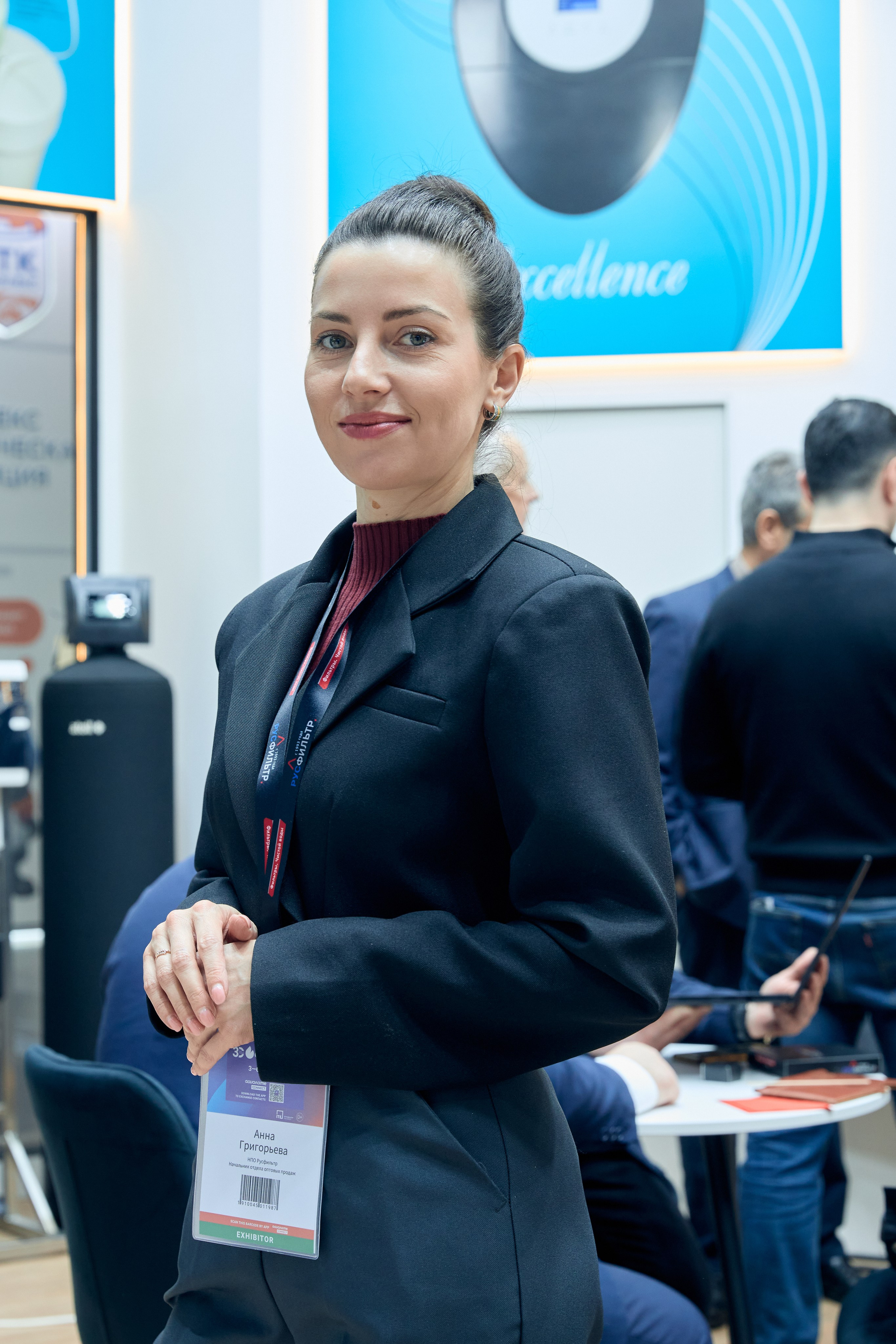 Портрет сотрудника компании на выставочном стенде
