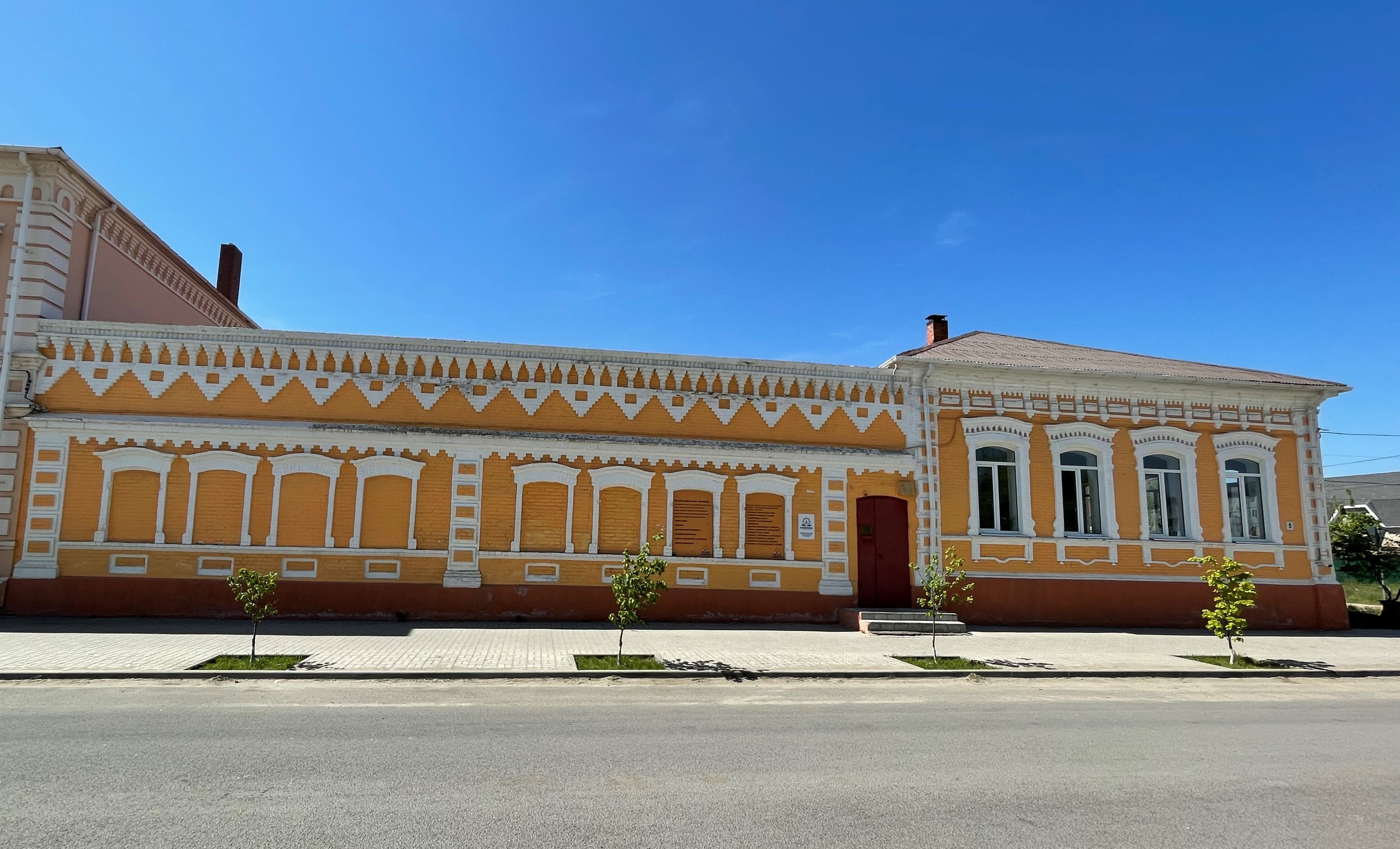 20 011 Здание желтый кирпич. ВИЗУАЛЬНЫЕ И ЗВУКОВЫЕ РЕШЕНИЯ ДЛЯ БИЗНЕСА И СЪЁМОК ТЕЛЕТЕЛА