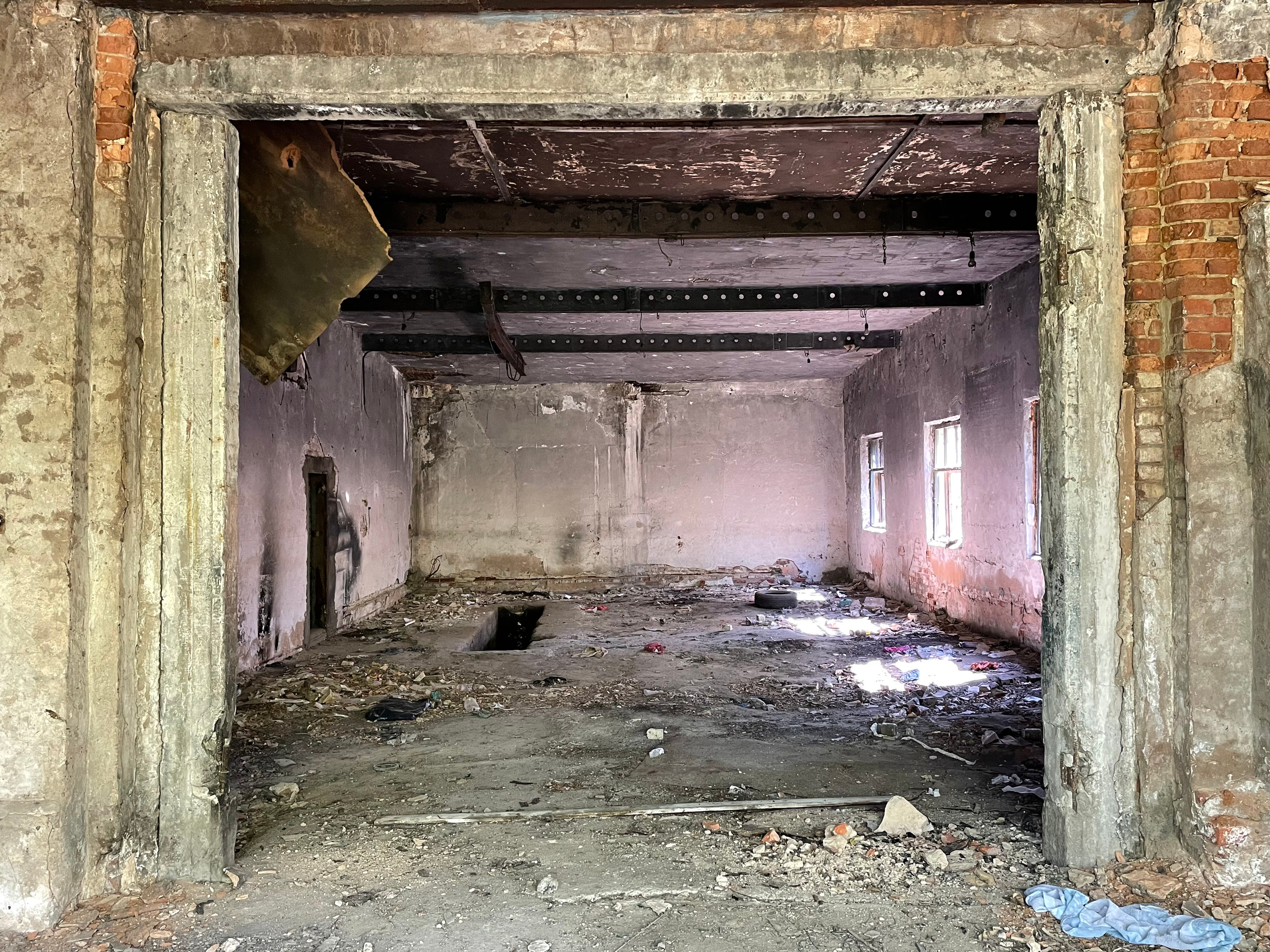 20 103 Заброшенное здание. ВИЗУАЛЬНЫЕ И ЗВУКОВЫЕ РЕШЕНИЯ ДЛЯ БИЗНЕСА И СЪЁМОК ТЕЛЕТЕЛА