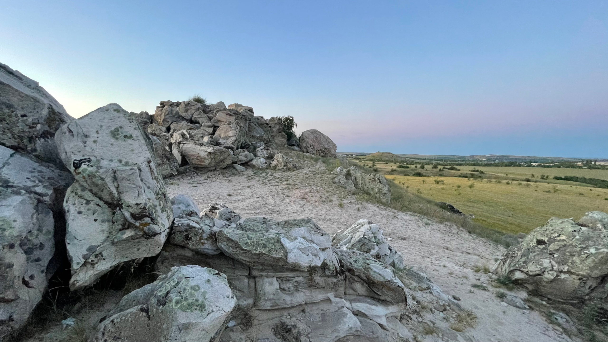 11 953 Скалы. Степь. ВИЗУАЛЬНЫЕ И ЗВУКОВЫЕ РЕШЕНИЯ ДЛЯ БИЗНЕСА И СЪЁМОК ТЕЛЕТЕЛА