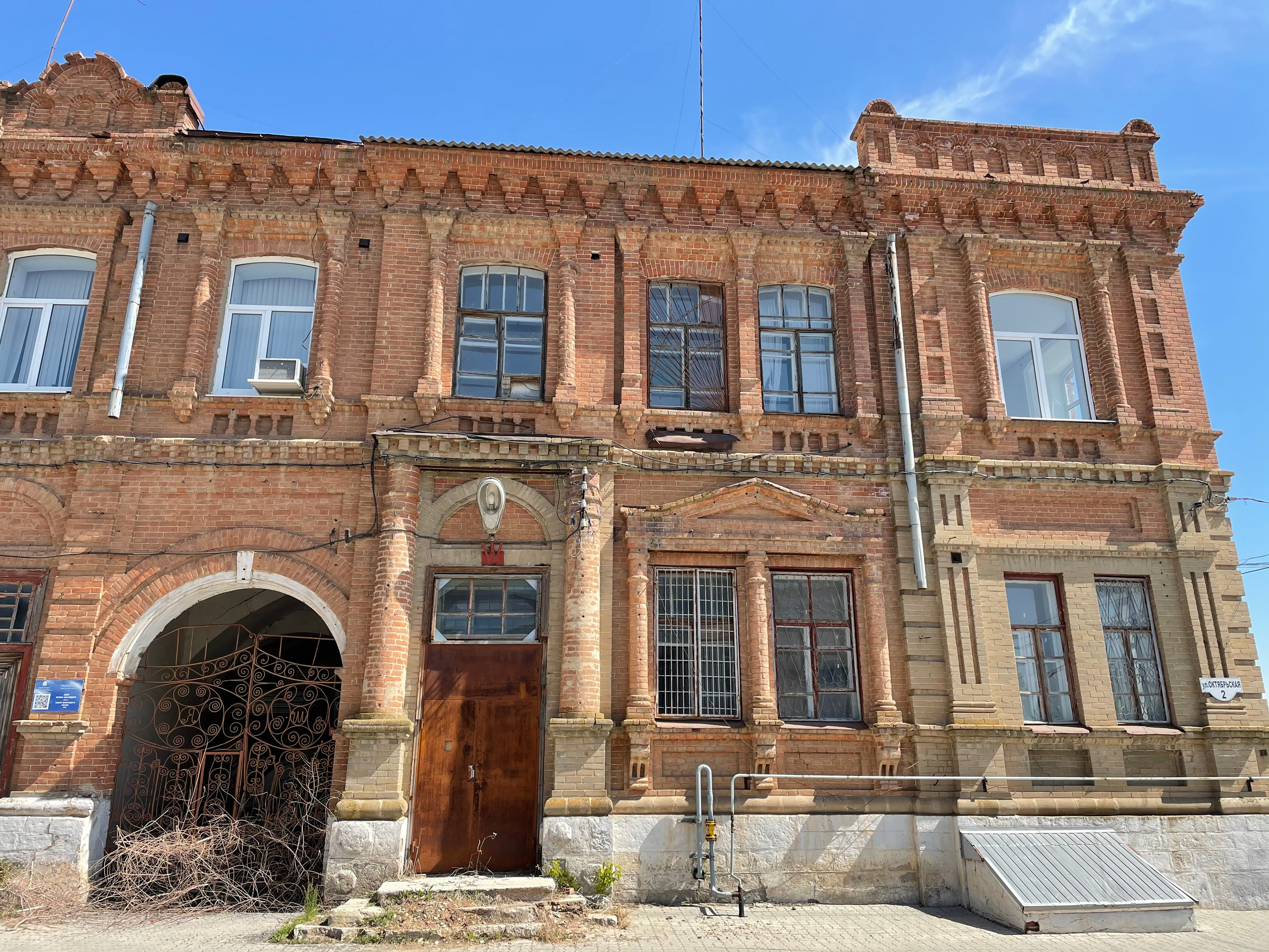 20 003 Дом Шнайдера. Здание красный кирпич. ВИЗУАЛЬНЫЕ И ЗВУКОВЫЕ РЕШЕНИЯ ДЛЯ БИЗНЕСА И СЪЁМОК ТЕЛЕТЕЛА