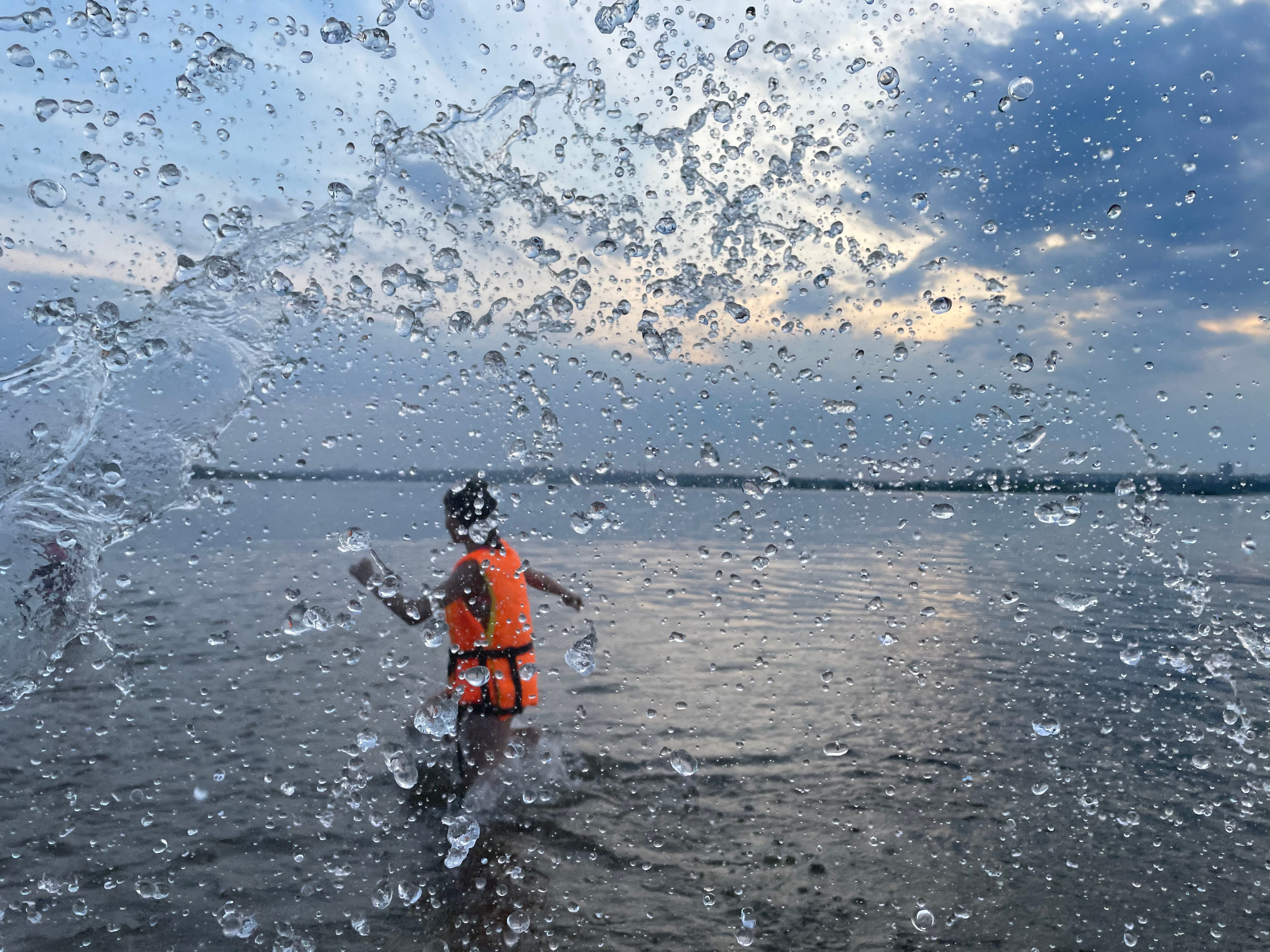 На воде 30015. ВИЗУАЛЬНЫЕ И ЗВУКОВЫЕ РЕШЕНИЯ ДЛЯ БИЗНЕСА И СЪЁМОК ТЕЛЕТЕЛА