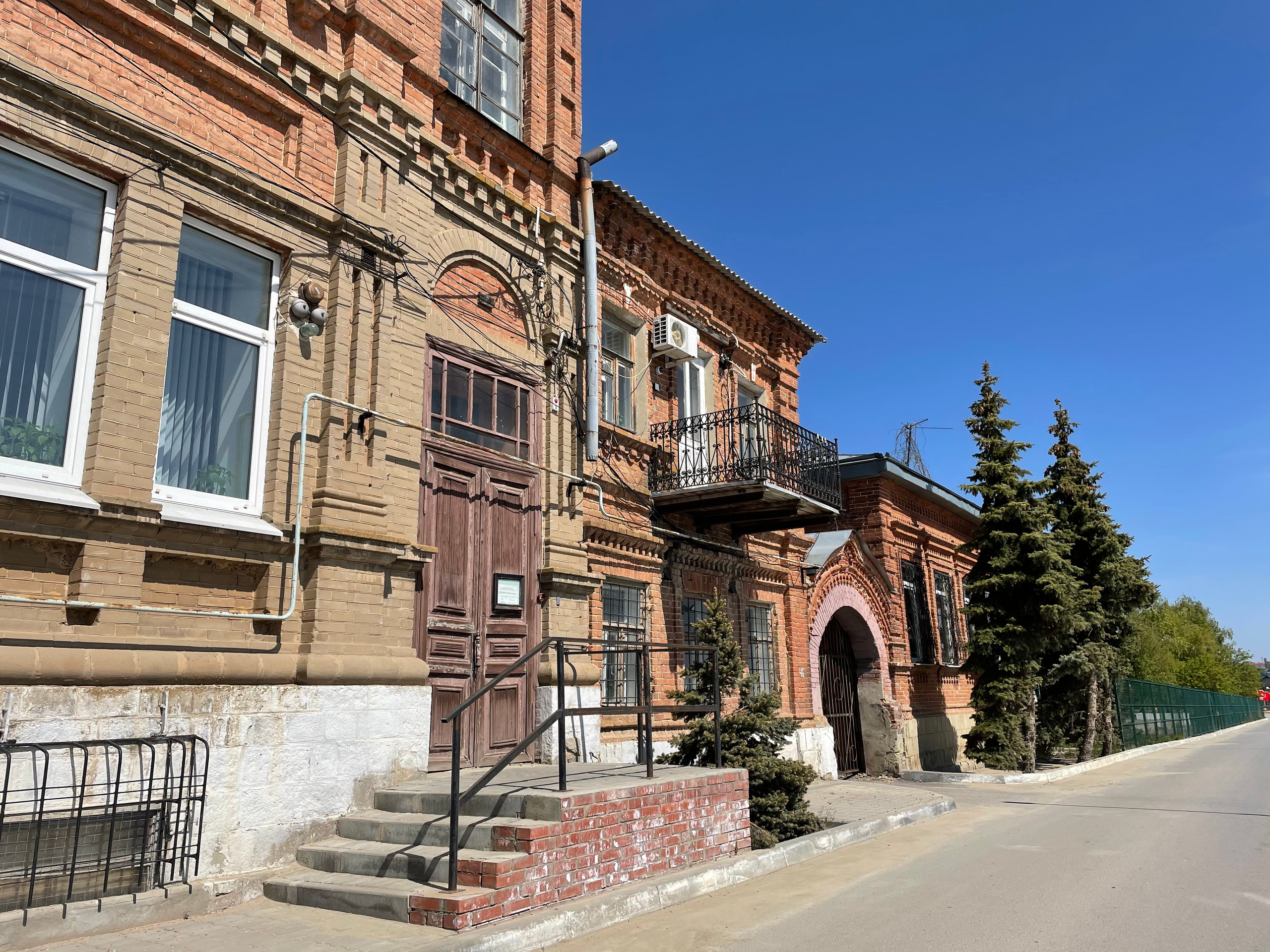 20 003 Дом Шнайдера. Здание красный кирпич. ВИЗУАЛЬНЫЕ И ЗВУКОВЫЕ РЕШЕНИЯ ДЛЯ БИЗНЕСА И СЪЁМОК ТЕЛЕТЕЛА