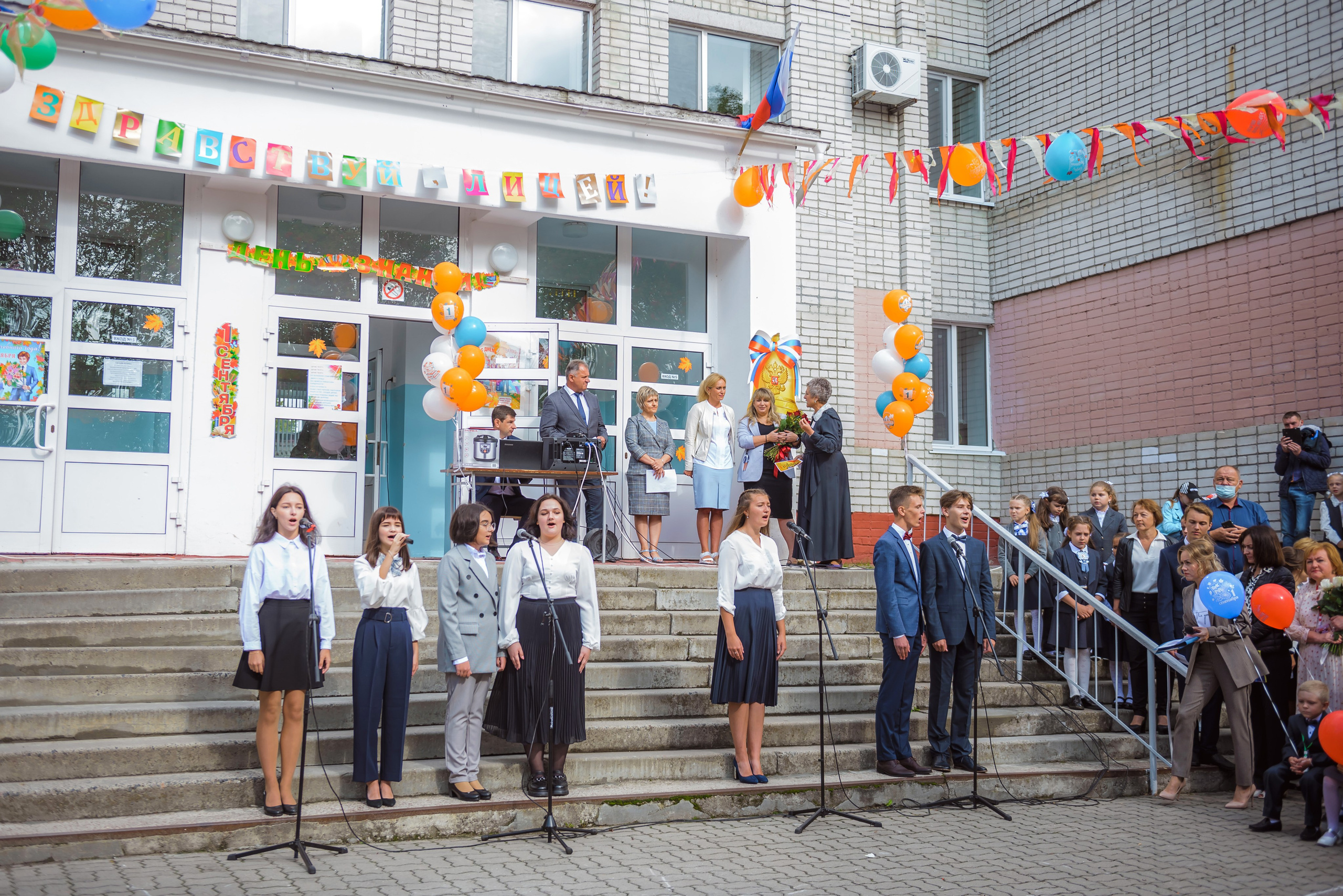 Линейка 11-е классы 2023. Фотограф Галина Лисанова, г. Брянск