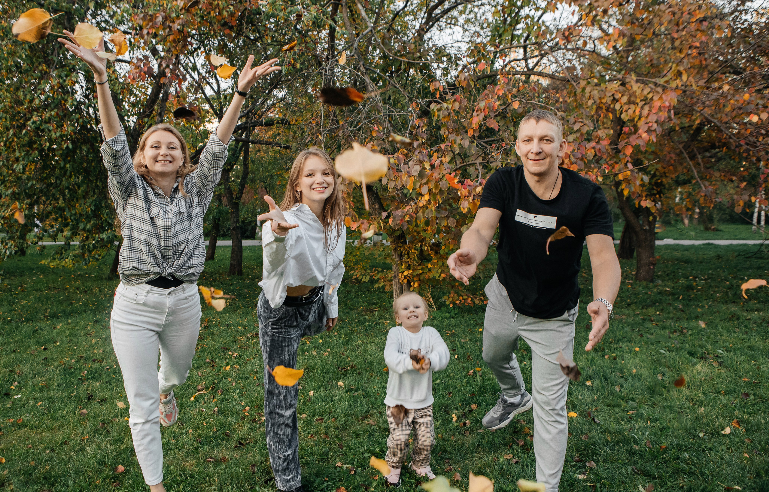 Семейная прогулочная фотосессия. Свадебный и семейный фотограф Ибрагимова Мария из Екатеринбурга