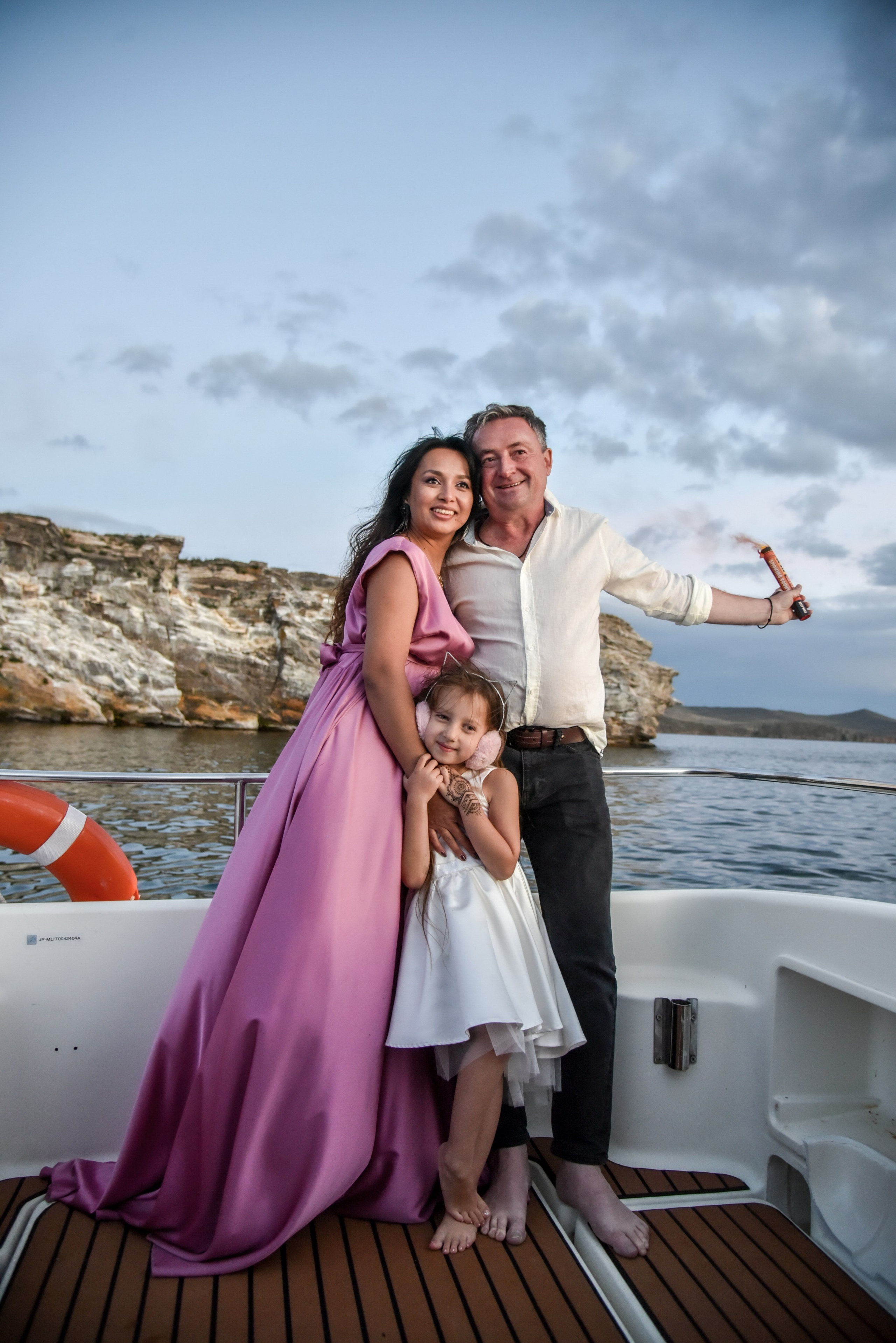 Семейная фотосессия на Ольхоне. Занимаюсь профессиональной фотографией и живу рядом с Байкалом. Работаю в разных жанрах