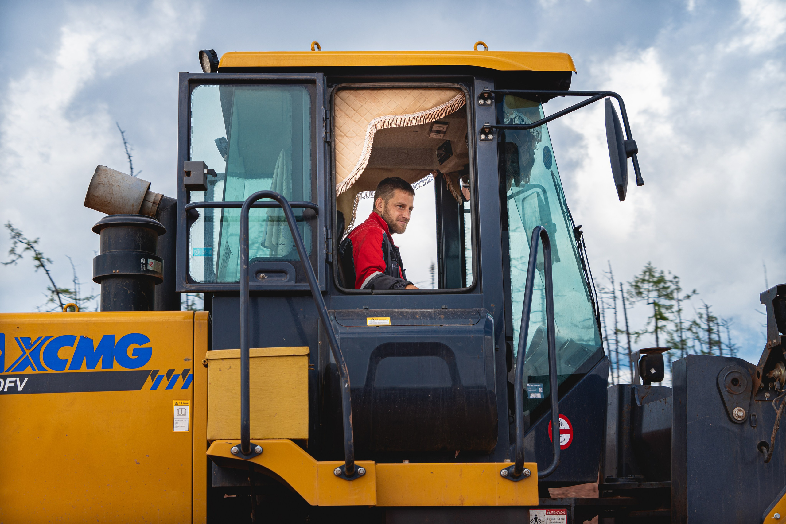 Репортажная (документальная) фотография. Занимаюсь профессиональной фотографией и живу рядом с Байкалом. Работаю в разных жанрах