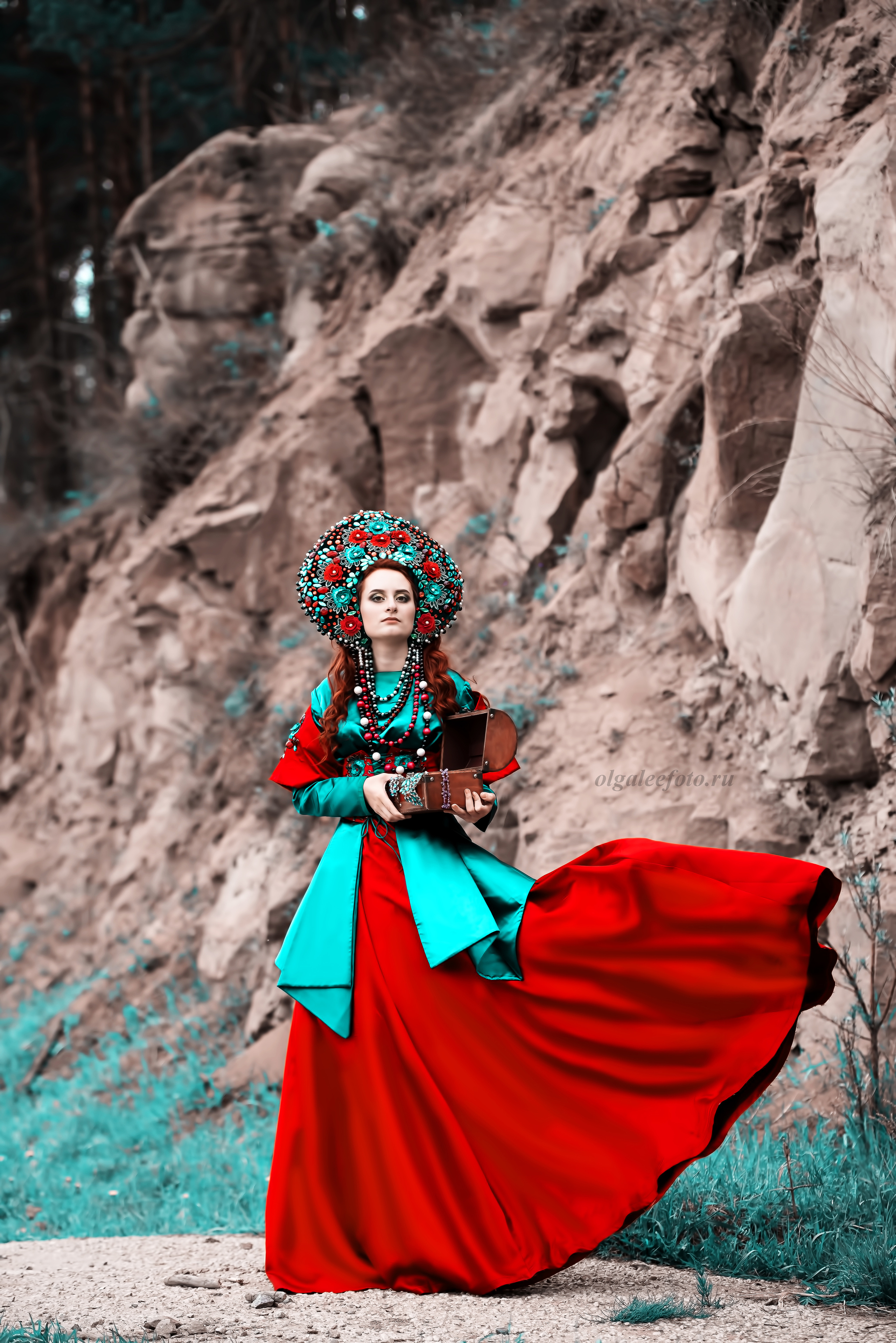 Девушка в русском народном одеянии в кокошнике держит шкатулку с камнями хозяйка медной горы