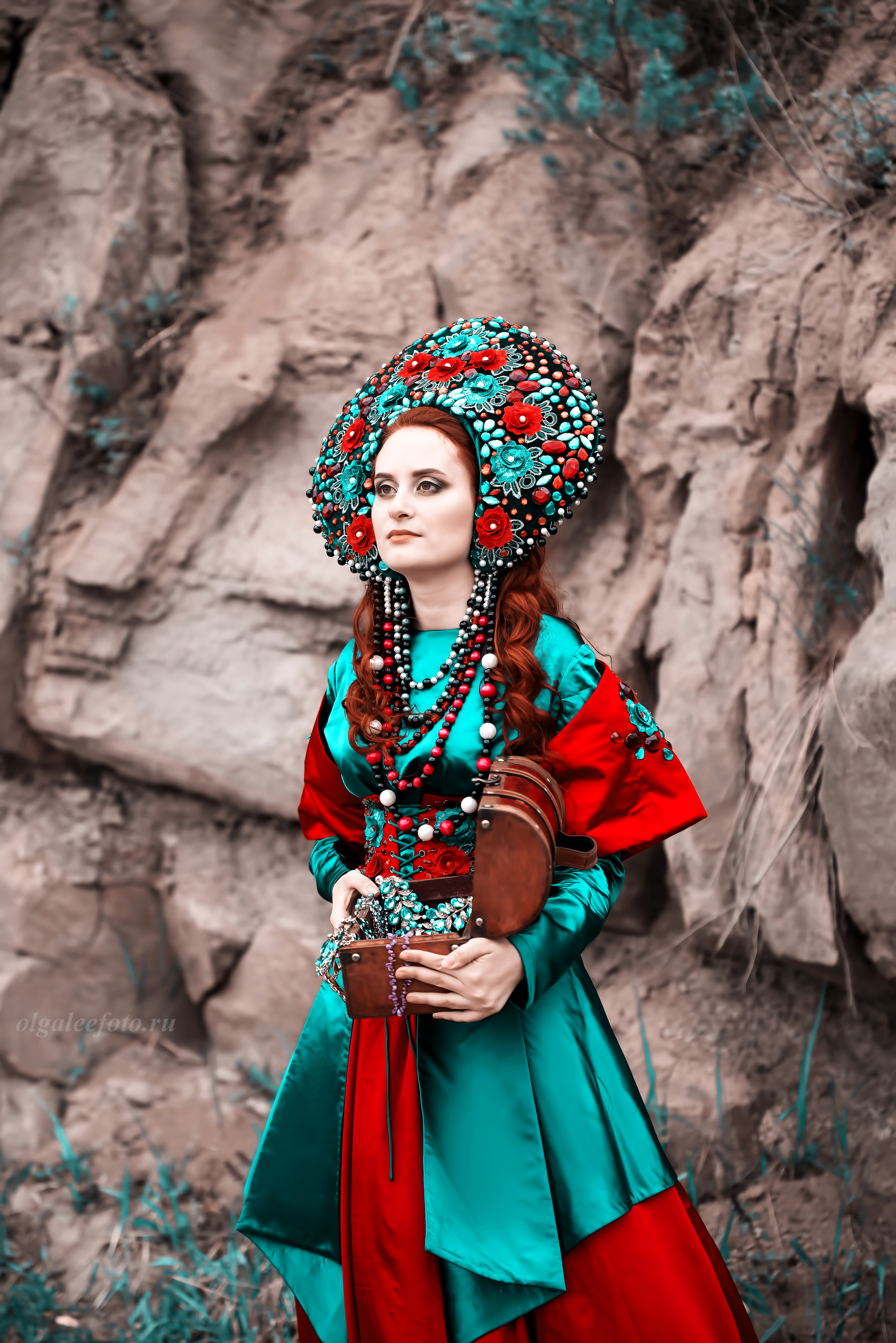 Девушка в русском народном одеянии в кокошнике держит шкатулку с камнями хозяйка медной горы