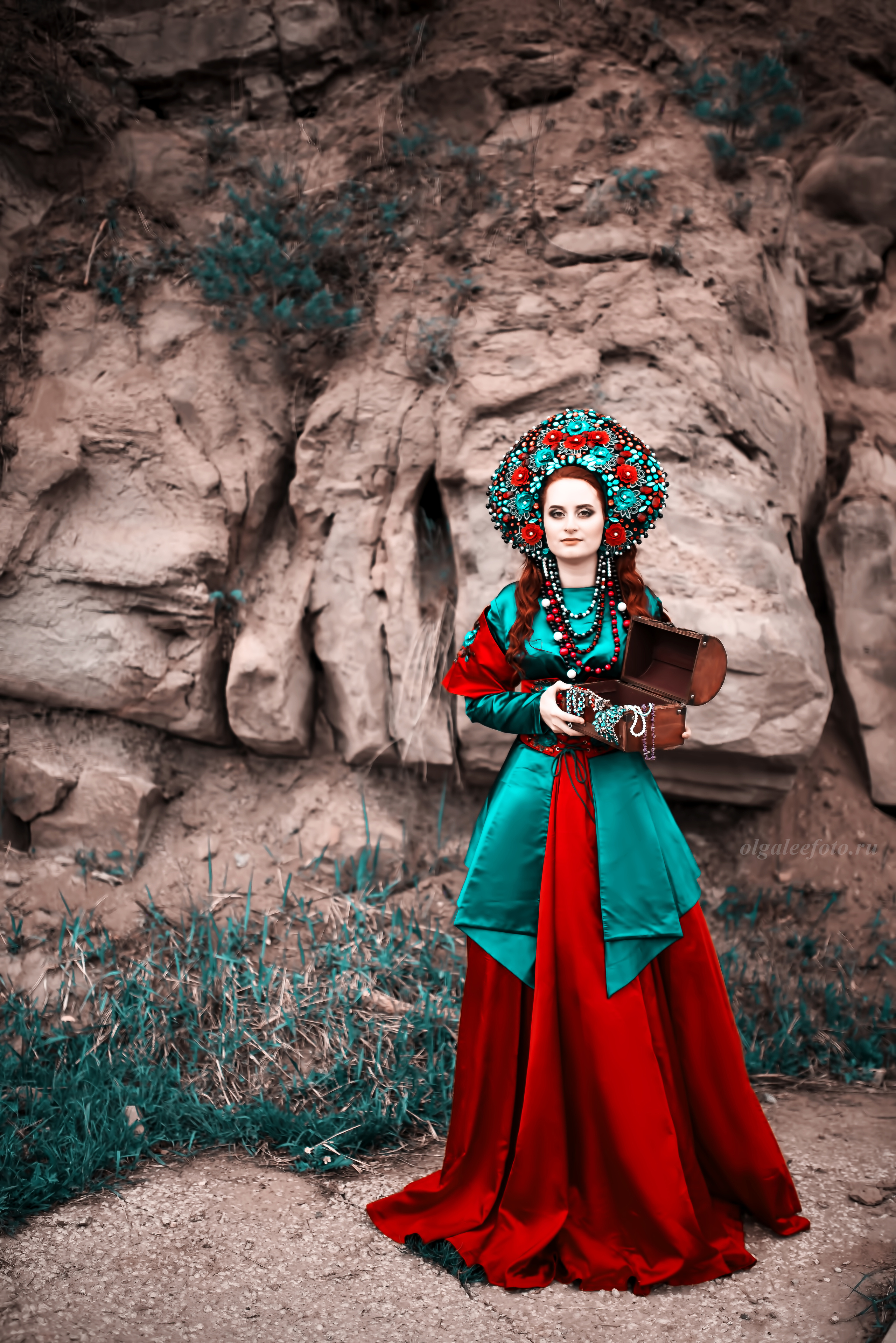 Девушка в русском народном одеянии в кокошнике держит шкатулку с камнями хозяйка медной горы