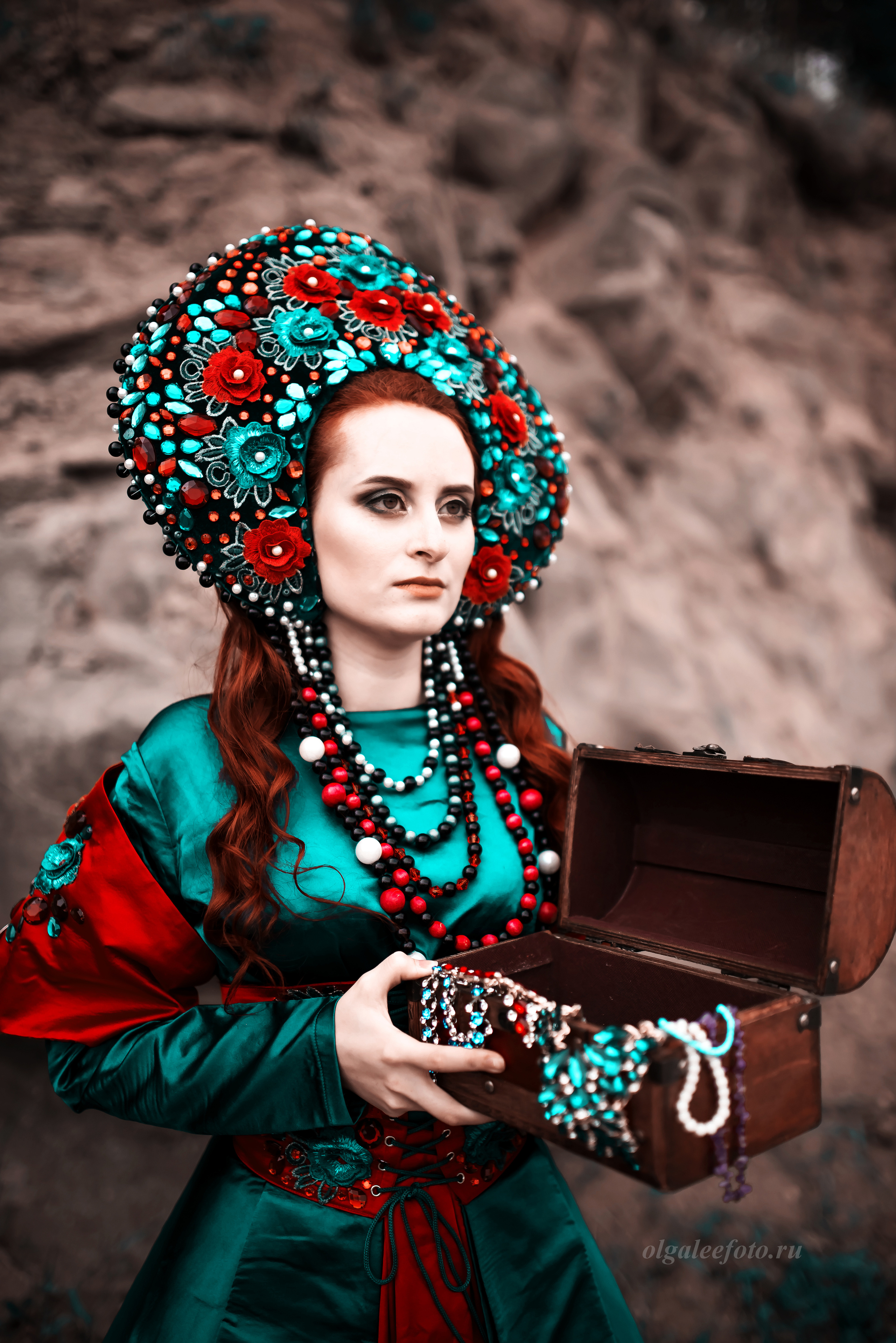 Девушка в русском народном одеянии в кокошнике держит шкатулку с камнями хозяйка медной горы крупный план