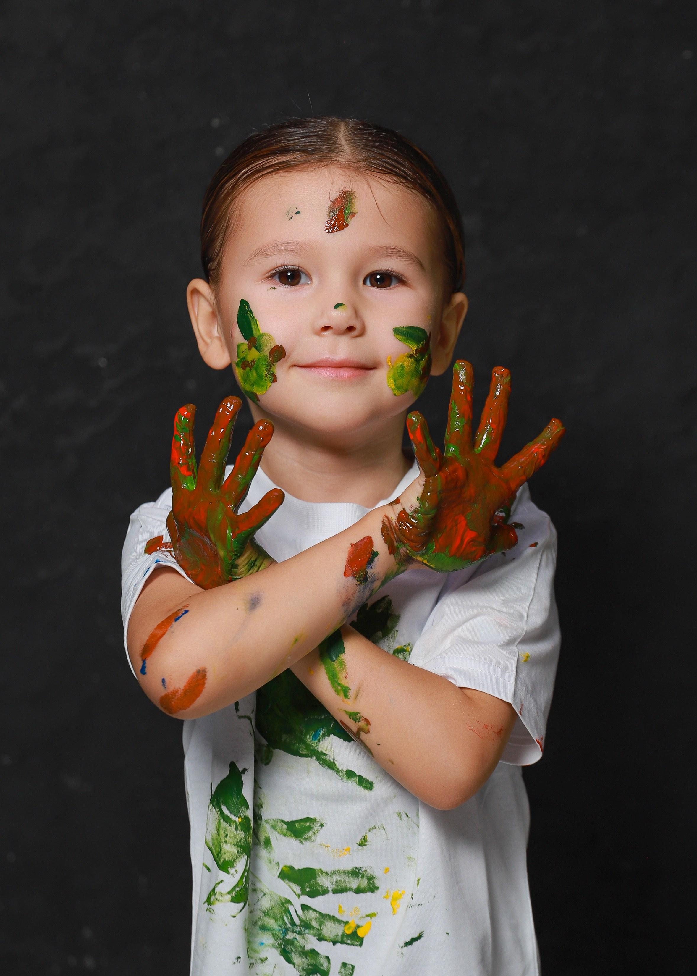 Младшие с красками. Фотограф Юлия Мальцева