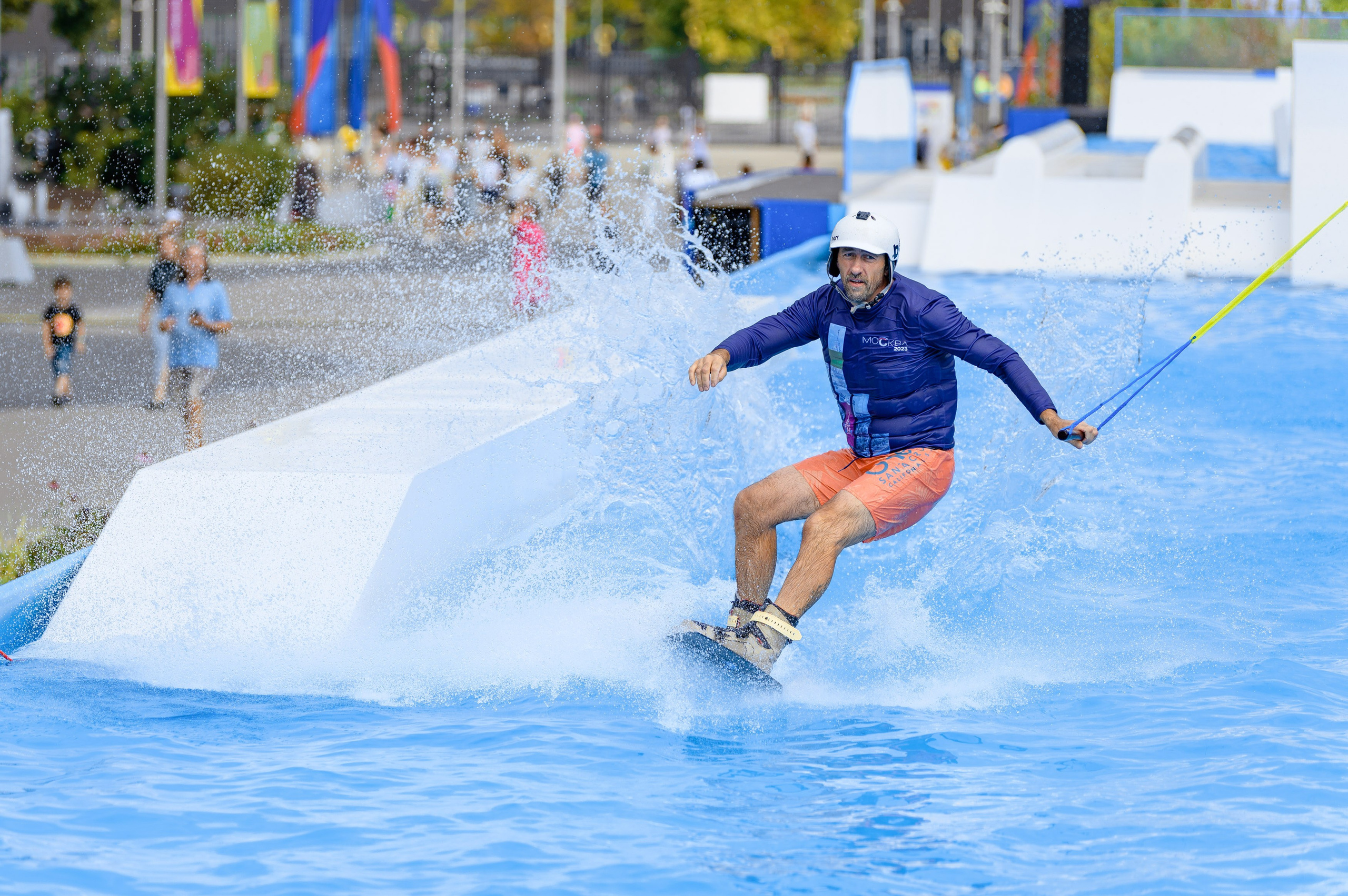 Конференции и выставки: "Фотография с конференции, показывающая выступающего на сцене перед аудиторией."