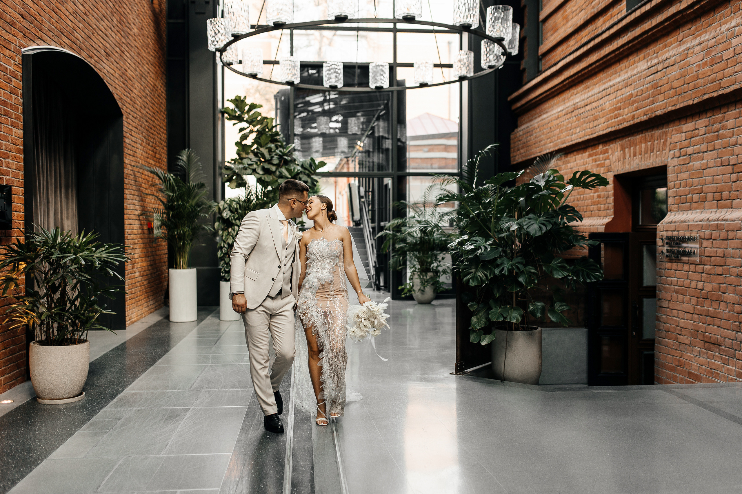 Здравствуйте! Я свадебный фотограф из Ульяновска, работаю в том числе по всей России и с выездом за границу. Снимаю свадьбы, lovestory, корпоративы, светский репортаж. Провожу обучение по фотографии, мастер-классы и воркшопы для других фотографов.