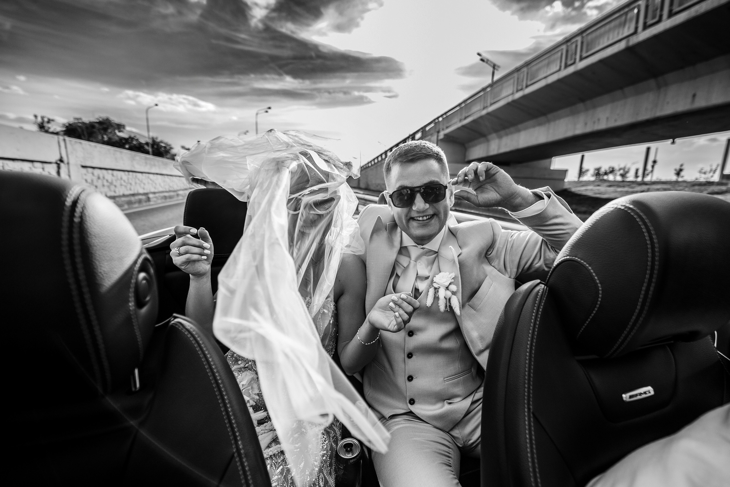 Здравствуйте! Я свадебный фотограф из Ульяновска, работаю в том числе по всей России и с выездом за границу. Снимаю свадьбы, lovestory, корпоративы, светский репортаж. Провожу обучение по фотографии, мастер-классы и воркшопы для других фотографов.