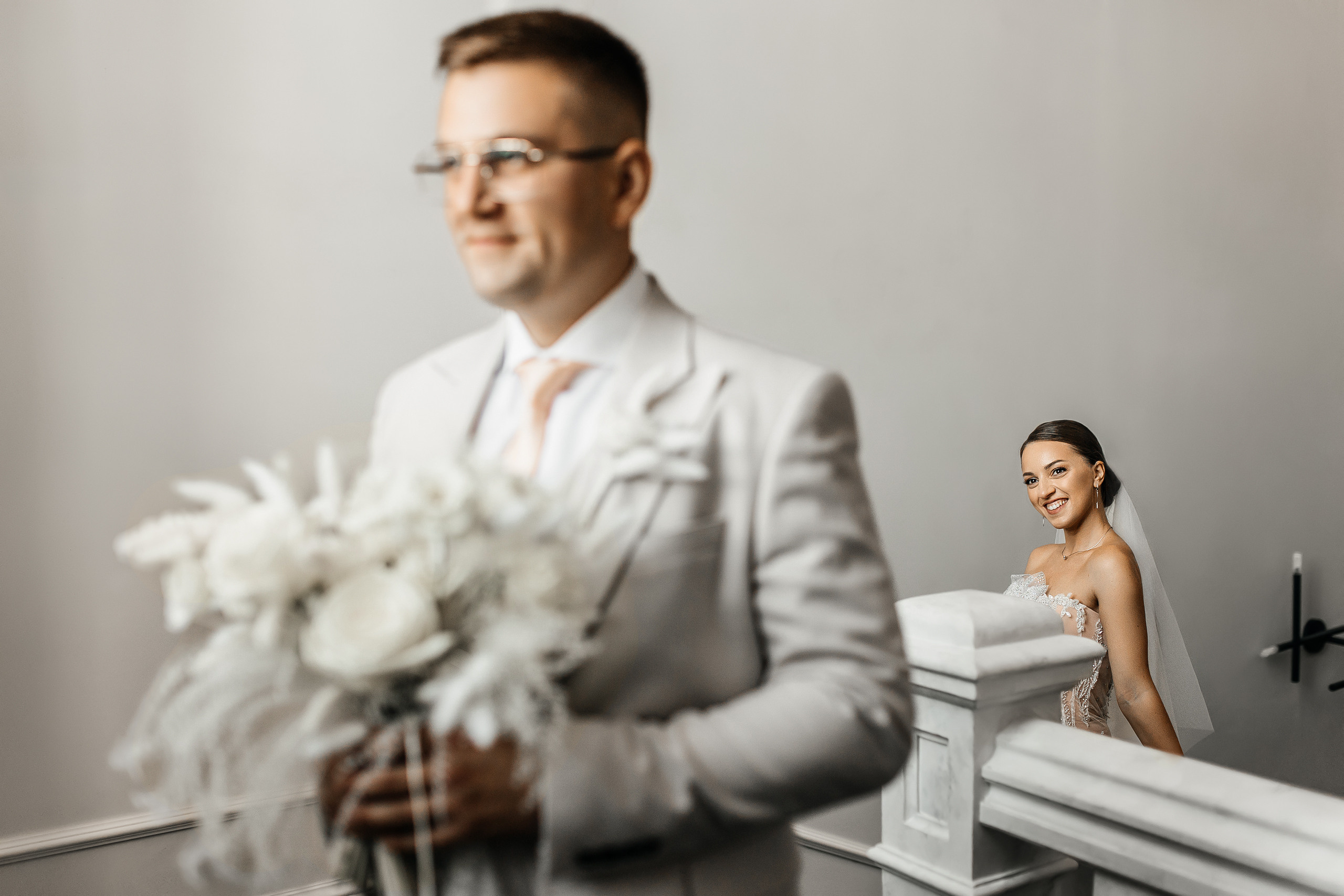 Здравствуйте! Я свадебный фотограф из Ульяновска, работаю в том числе по всей России и с выездом за границу. Снимаю свадьбы, lovestory, корпоративы, светский репортаж. Провожу обучение по фотографии, мастер-классы и воркшопы для других фотографов.