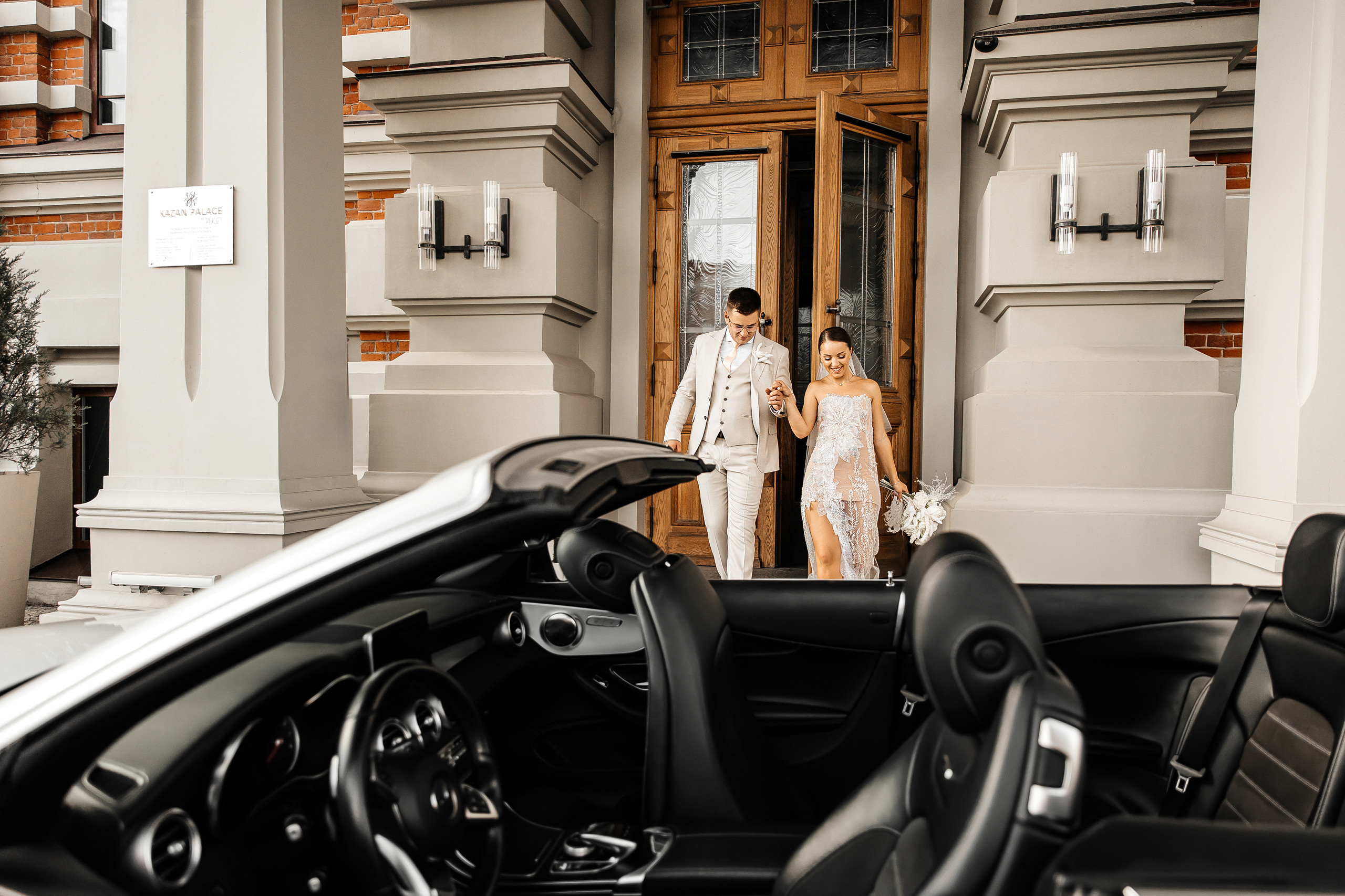 Здравствуйте! Я свадебный фотограф из Ульяновска, работаю в том числе по всей России и с выездом за границу. Снимаю свадьбы, lovestory, корпоративы, светский репортаж. Провожу обучение по фотографии, мастер-классы и воркшопы для других фотографов.