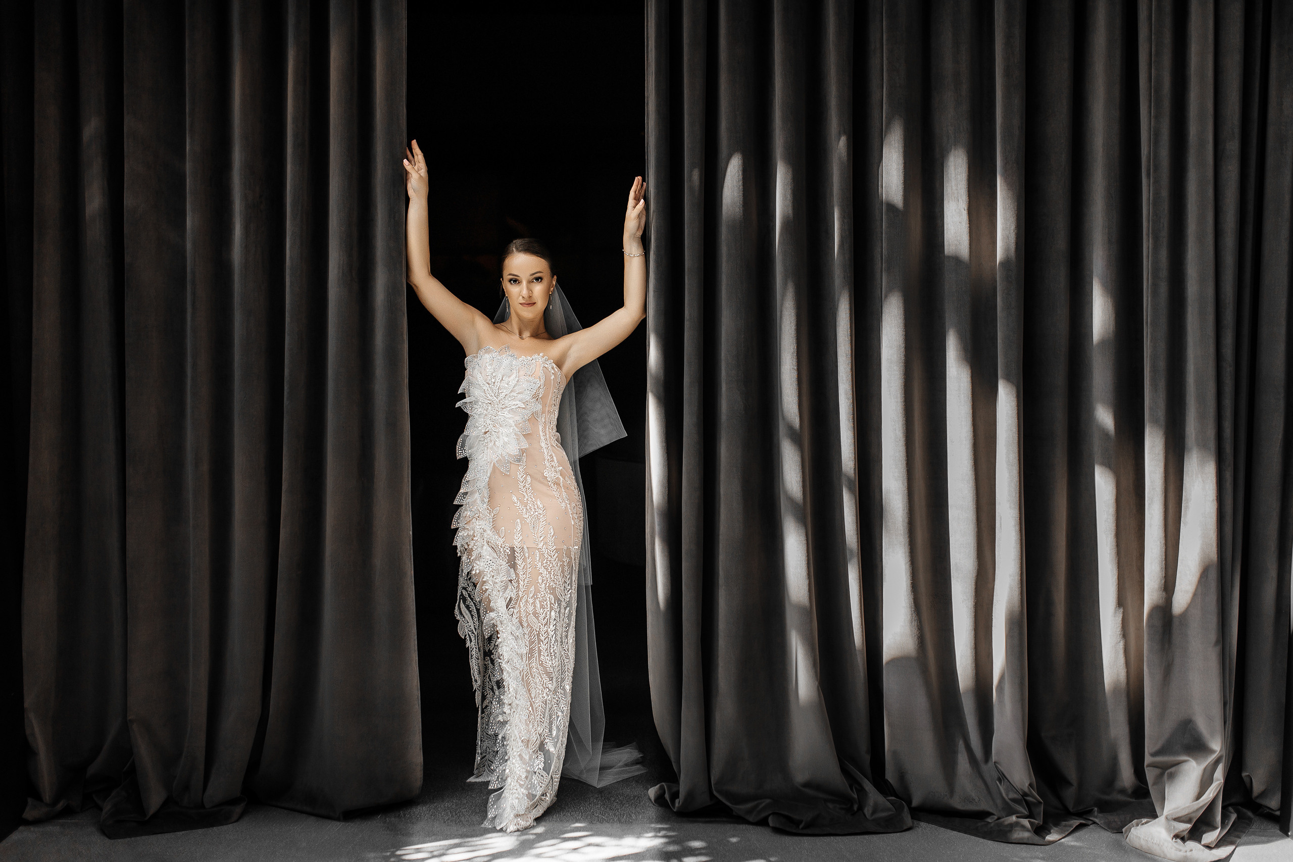 Здравствуйте! Я свадебный фотограф из Ульяновска, работаю в том числе по всей России и с выездом за границу. Снимаю свадьбы, lovestory, корпоративы, светский репортаж. Провожу обучение по фотографии, мастер-классы и воркшопы для других фотографов.