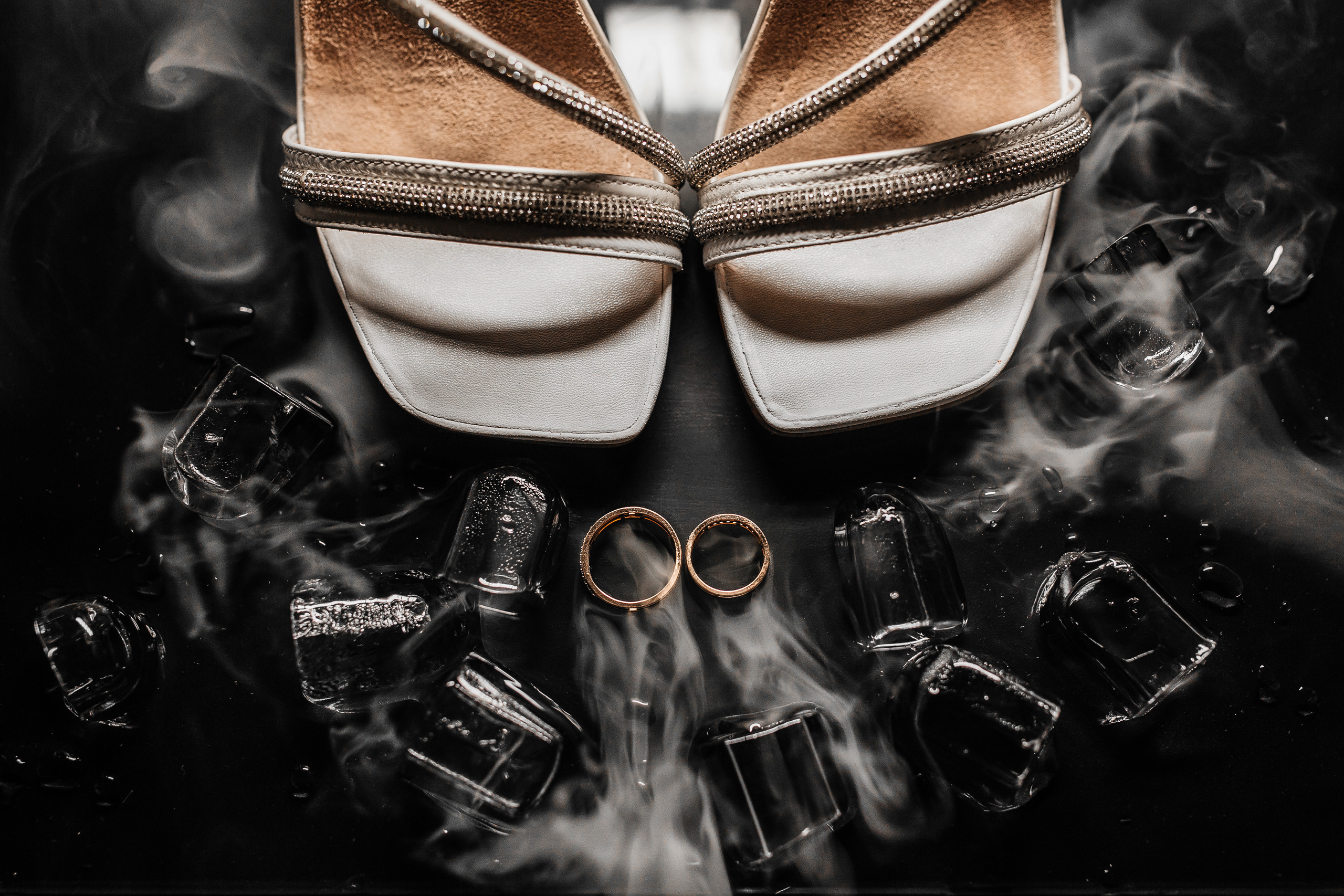 Здравствуйте! Я свадебный фотограф из Ульяновска, работаю в том числе по всей России и с выездом за границу. Снимаю свадьбы, lovestory, корпоративы, светский репортаж. Провожу обучение по фотографии, мастер-классы и воркшопы для других фотографов.