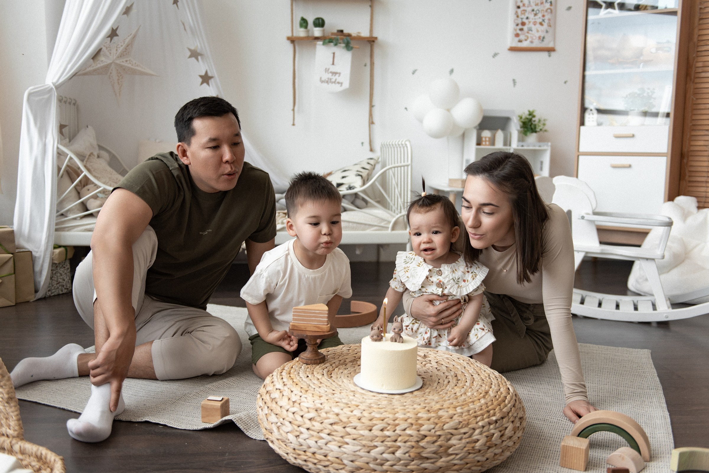 семейная фотосессия в студии на годик