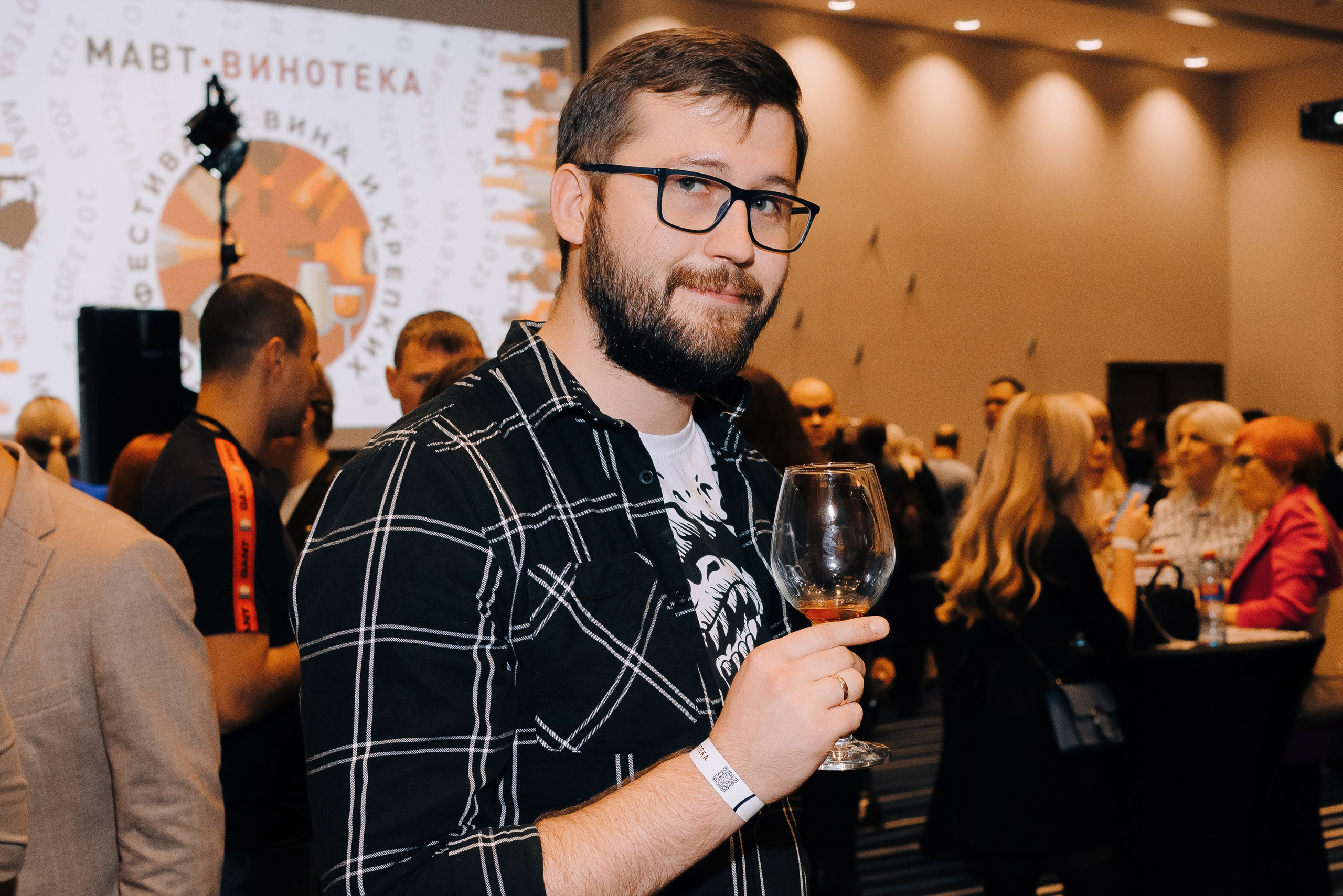 ФЕСТИВАЛЬ ВИНА И КРЕПКИХ НАПИТКОВ МАВТ-ВИНОТЕКА. Репортажный фотограф Зуев Роман г. Челябинск