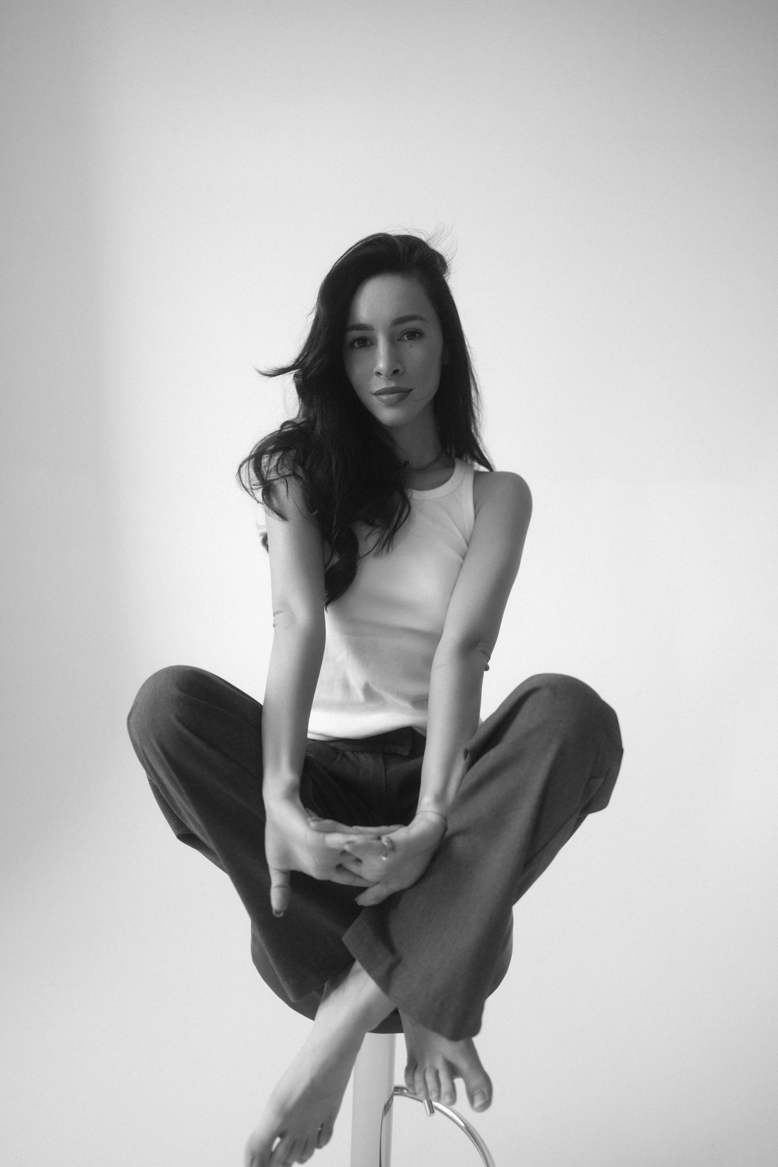 Женская портретная чб фотосессия в студии на циклораме в Казани