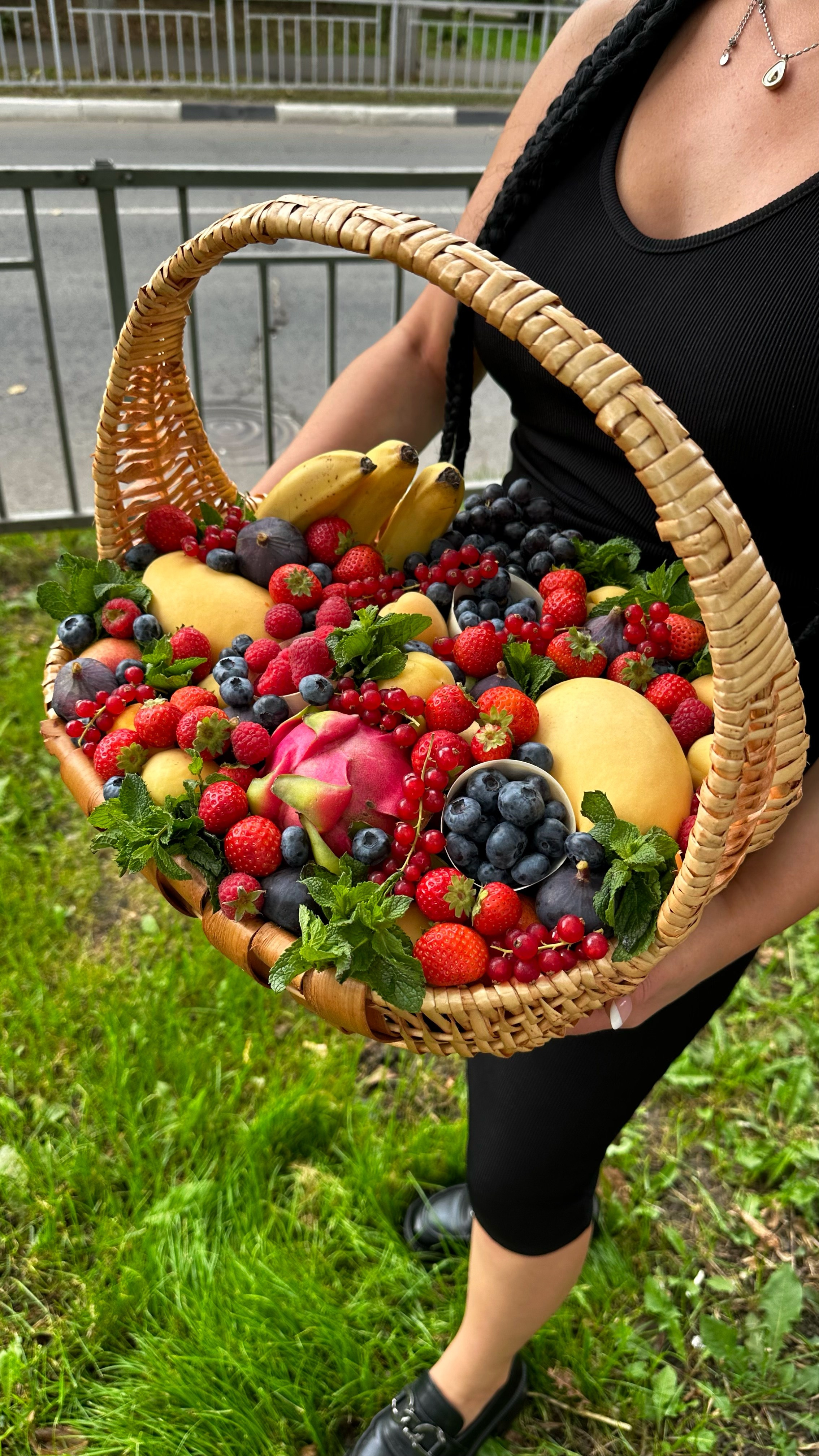 Корзины. Выездной кейтеринг, съедобные букеты, торты и сладости на заказ