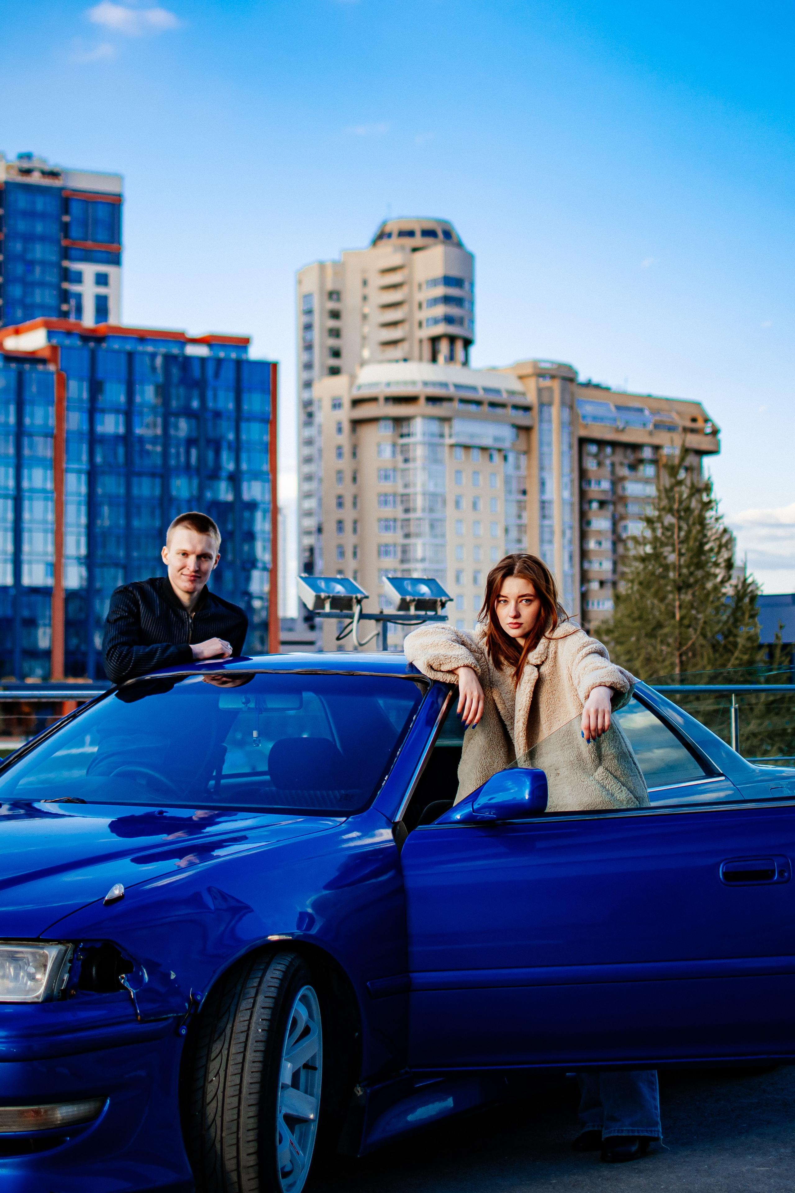 Парень с девушкой на крутой тачке, на фоне Екатеринбурга