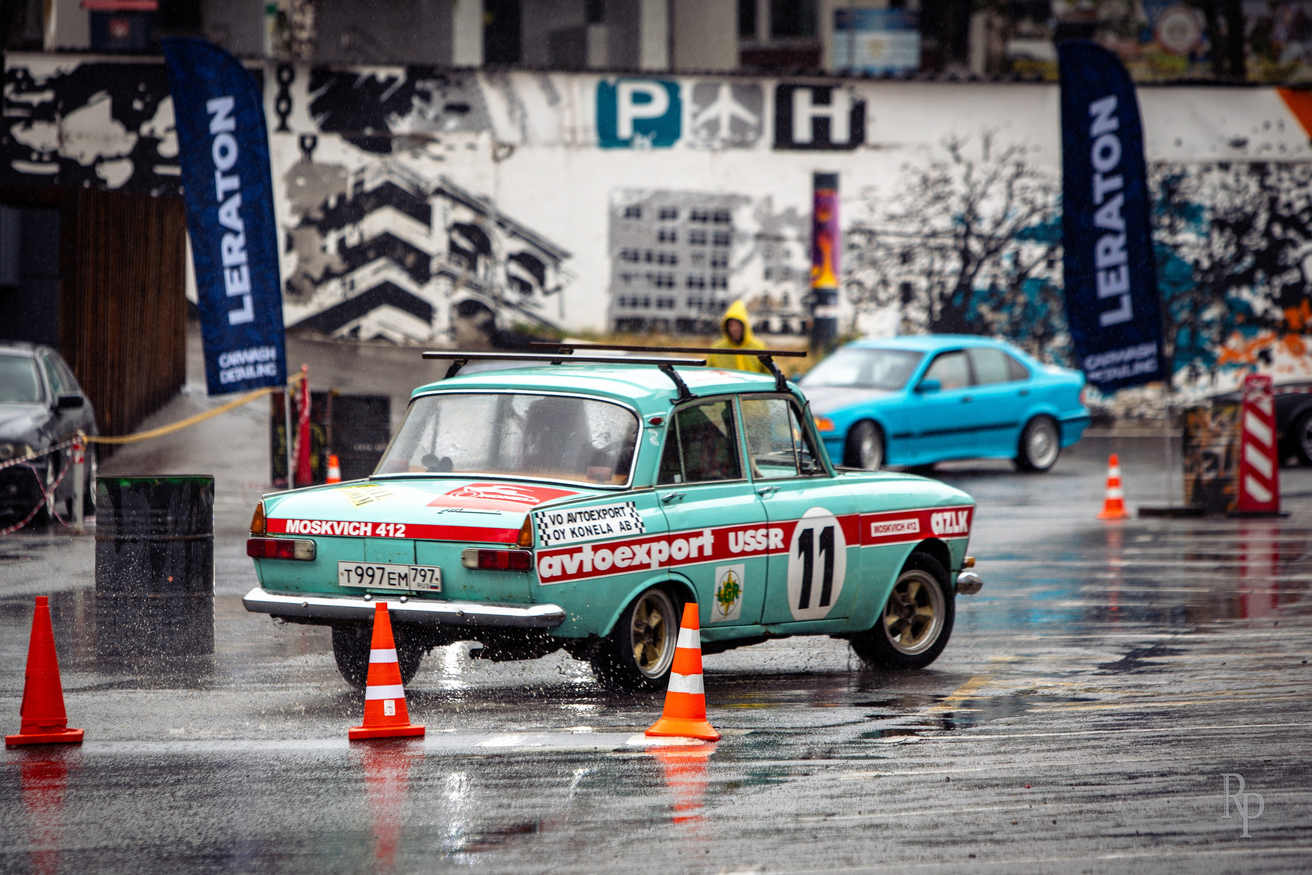 SHOWDOWN. Rusty Photographer