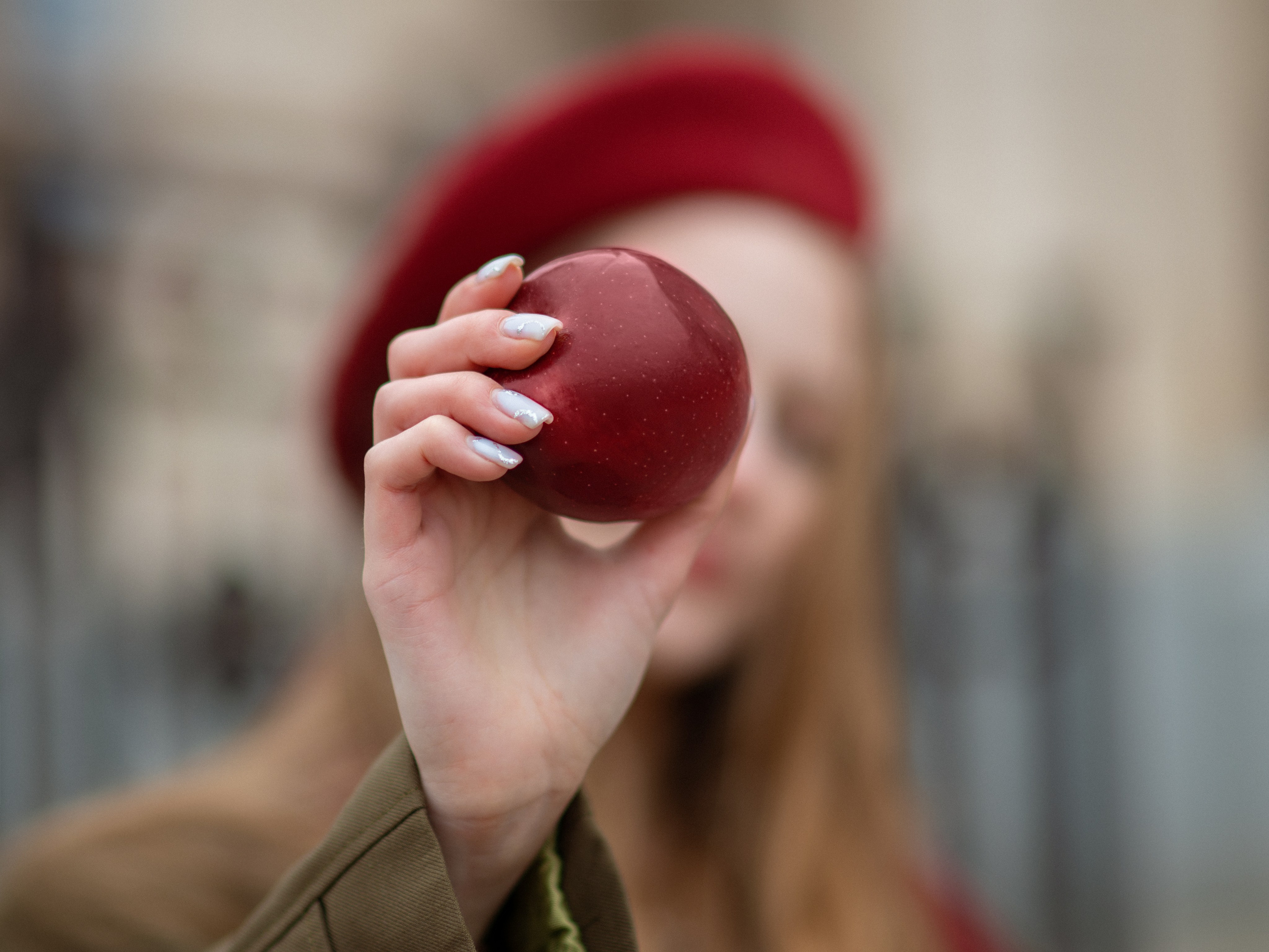 Яблоко в руке