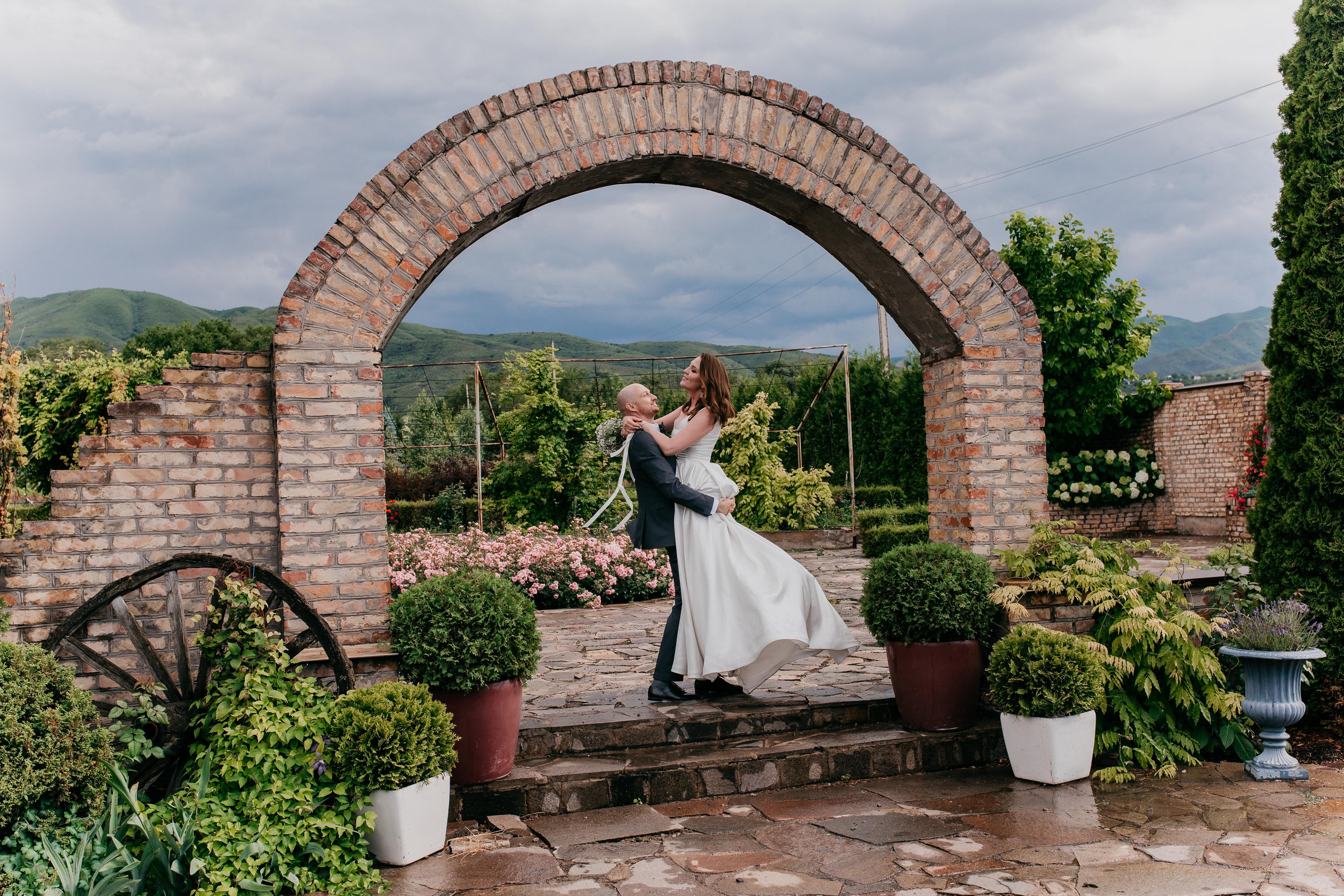 Погода была ужасная, Невеста была прекрасная)))). Свадебный и семейный фотограф в Алматы Laura Dosmann