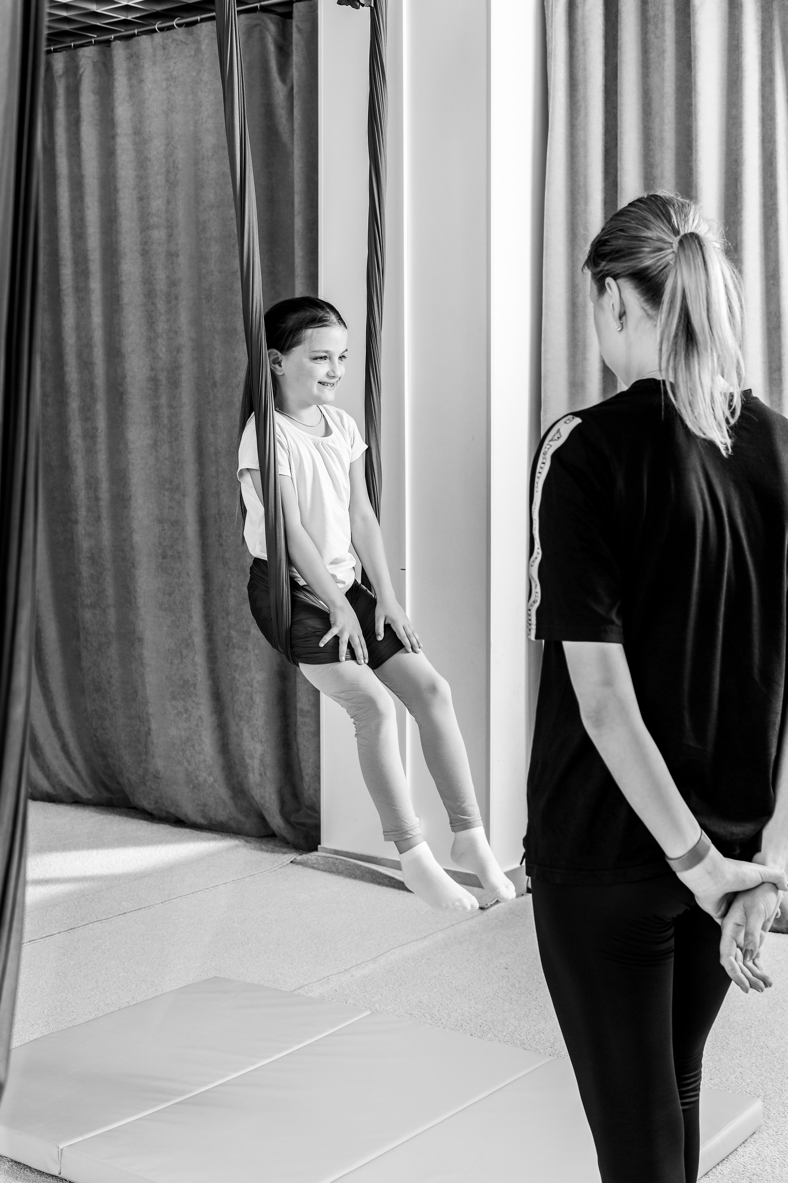 Детская аэройога. Фотограф Надршина Лилия