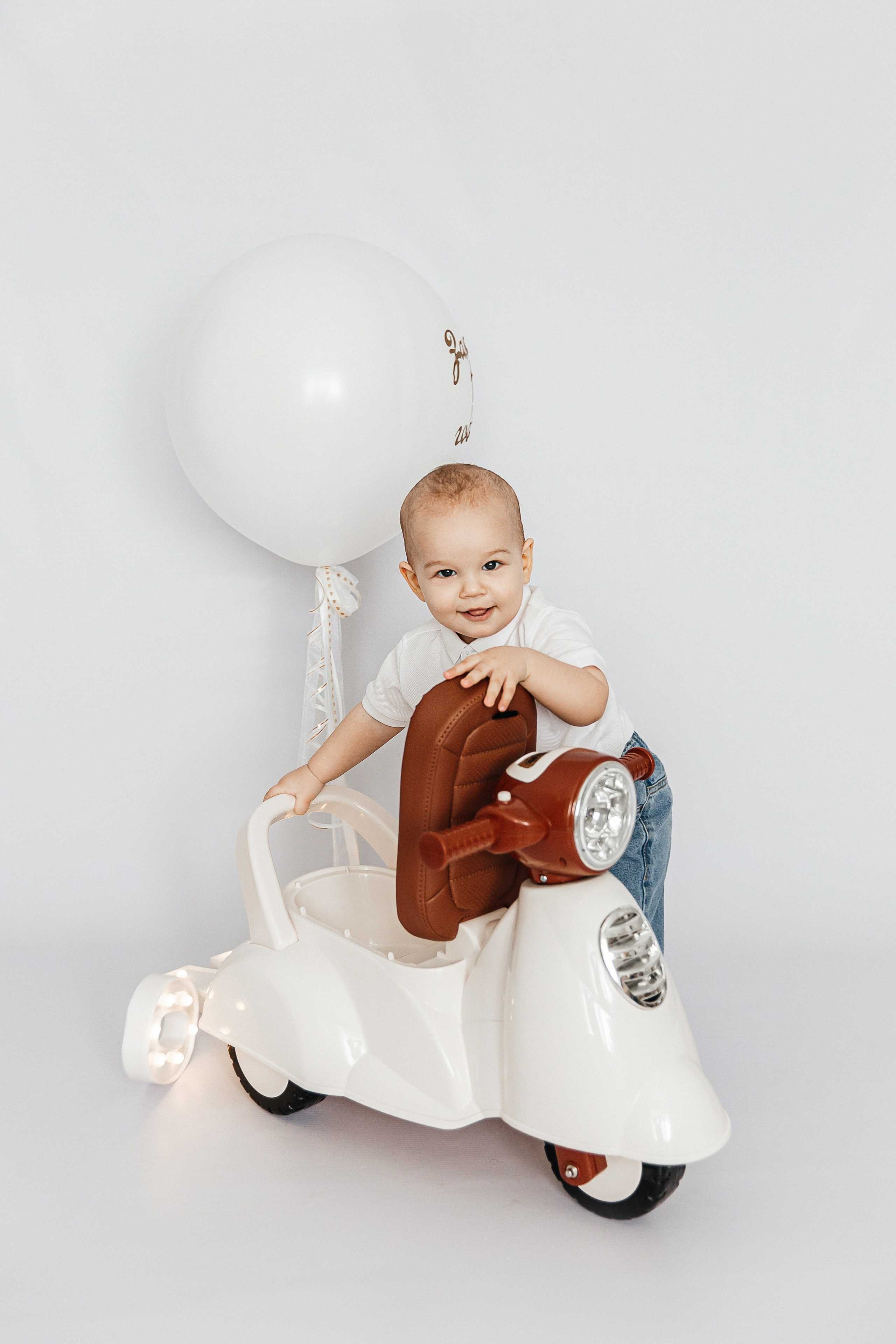 На белом фоне / минимализм. Детский фотограф, выпускные альбомы в Нижнем Новгороде Бодягина Мария