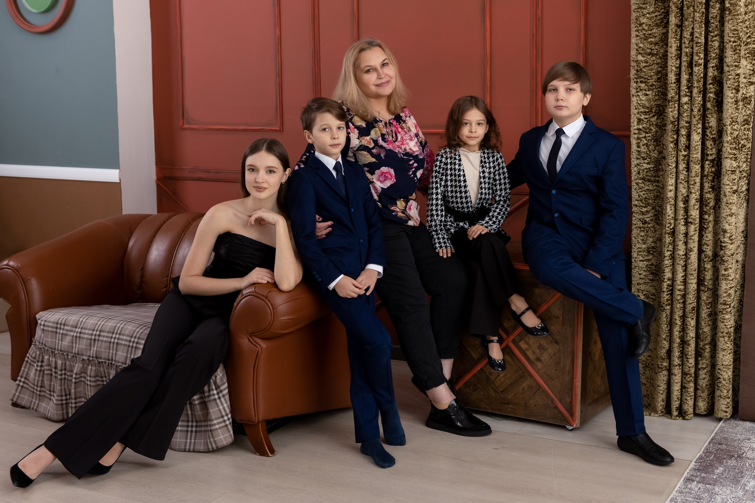 Семейная фотосессия в студии. Фотограф в Оренбурге. Профессиональный фотограф