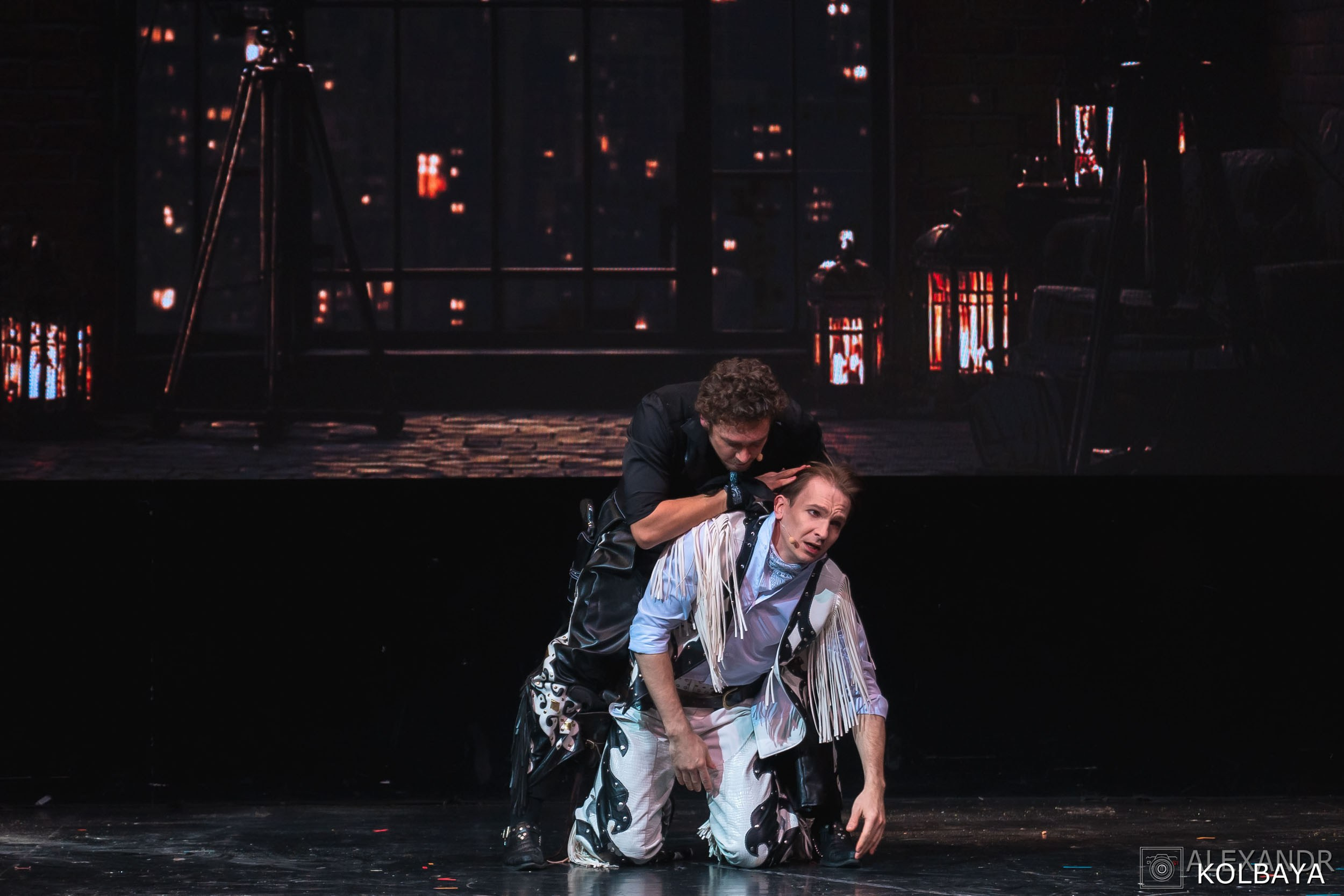 Фотографии со спектакля «Привет, я тетя Чарли». Концертный и театральный репортажный фотограф в Москве Александр Колбая