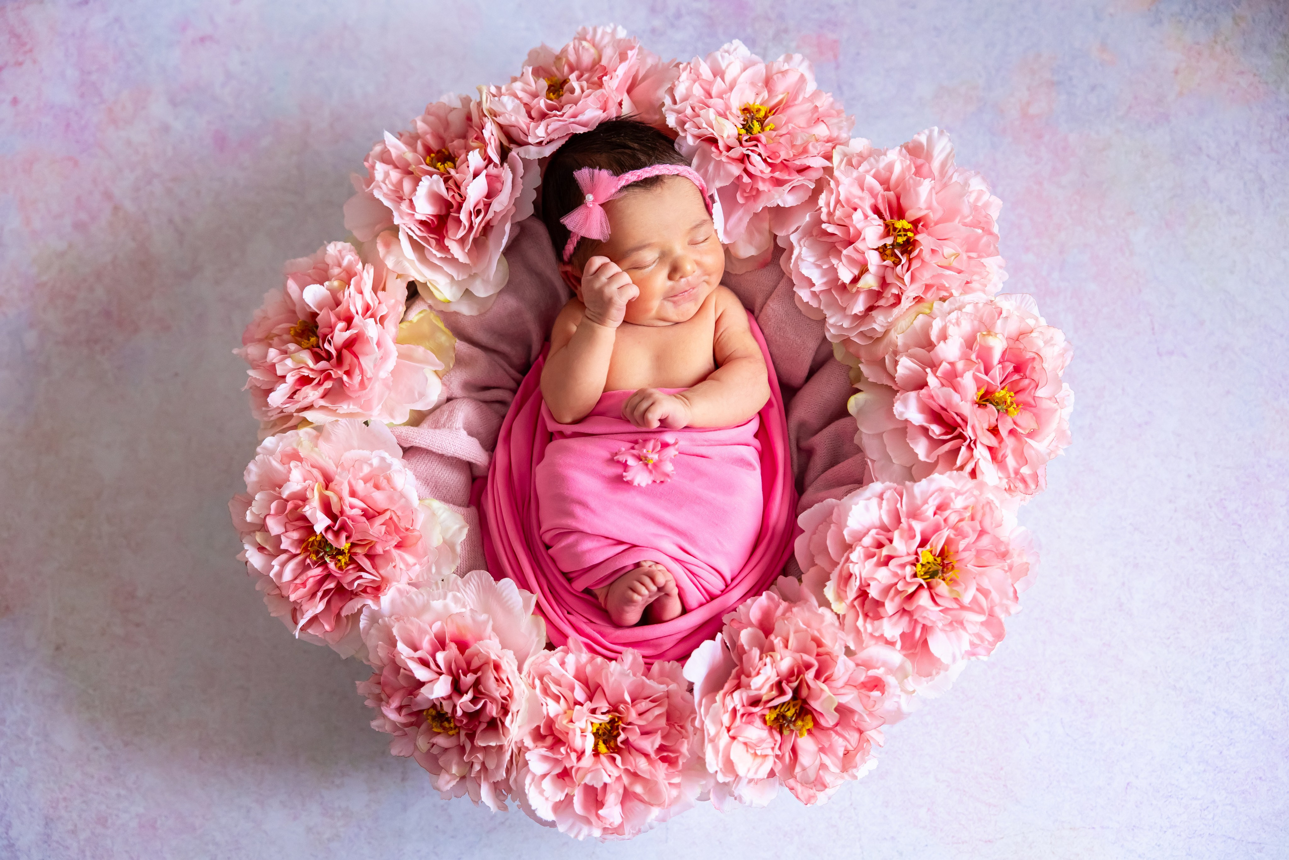 Кира в пионах. Оксана Ромашкина- семейный и ньюборн фотограф из Москвы