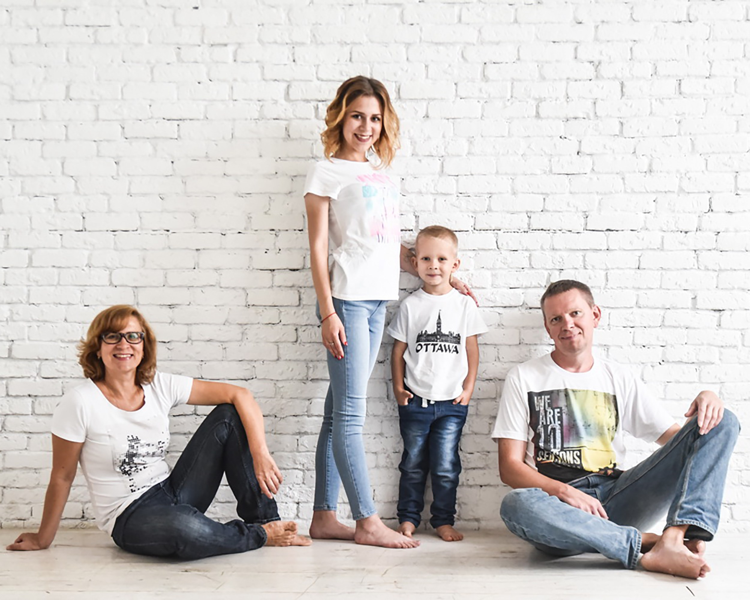 Счастливая семья в стильном интерьере