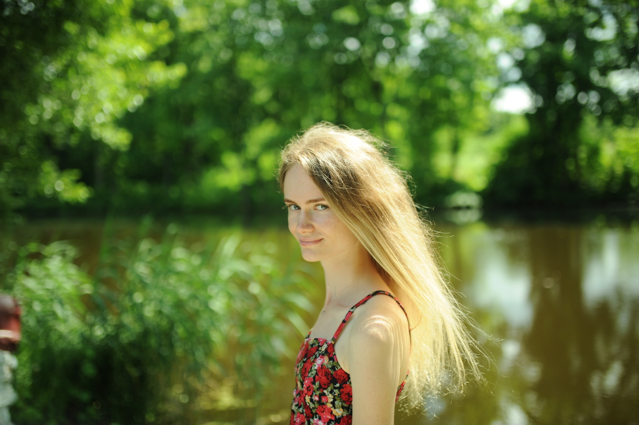 Съемка на природе в Гомеле: девушка на закате у леса, акцент на мягкие изгибы тела