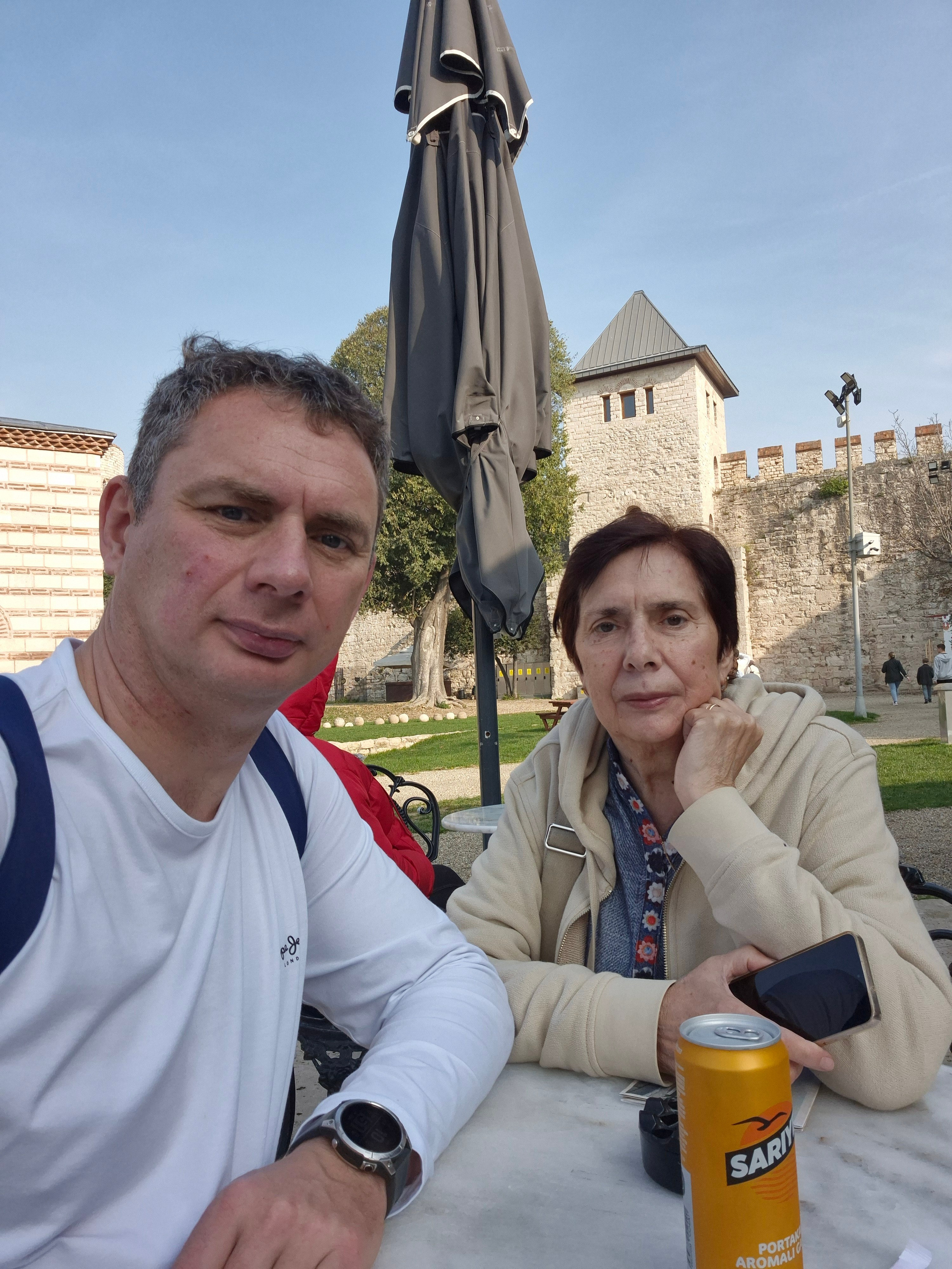 Семибашенный замок, где расположены Золотые ворота