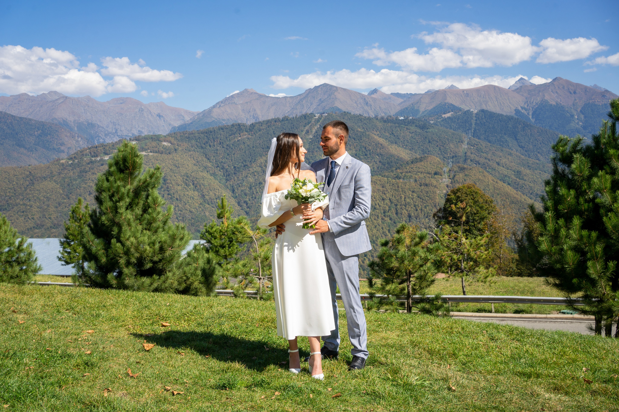 Свадебная прогулка в Красной поляне и на аллее пальм в Сириусе. Фотограф в Сочи Тиунова Маргарита и Тиунов Евгений