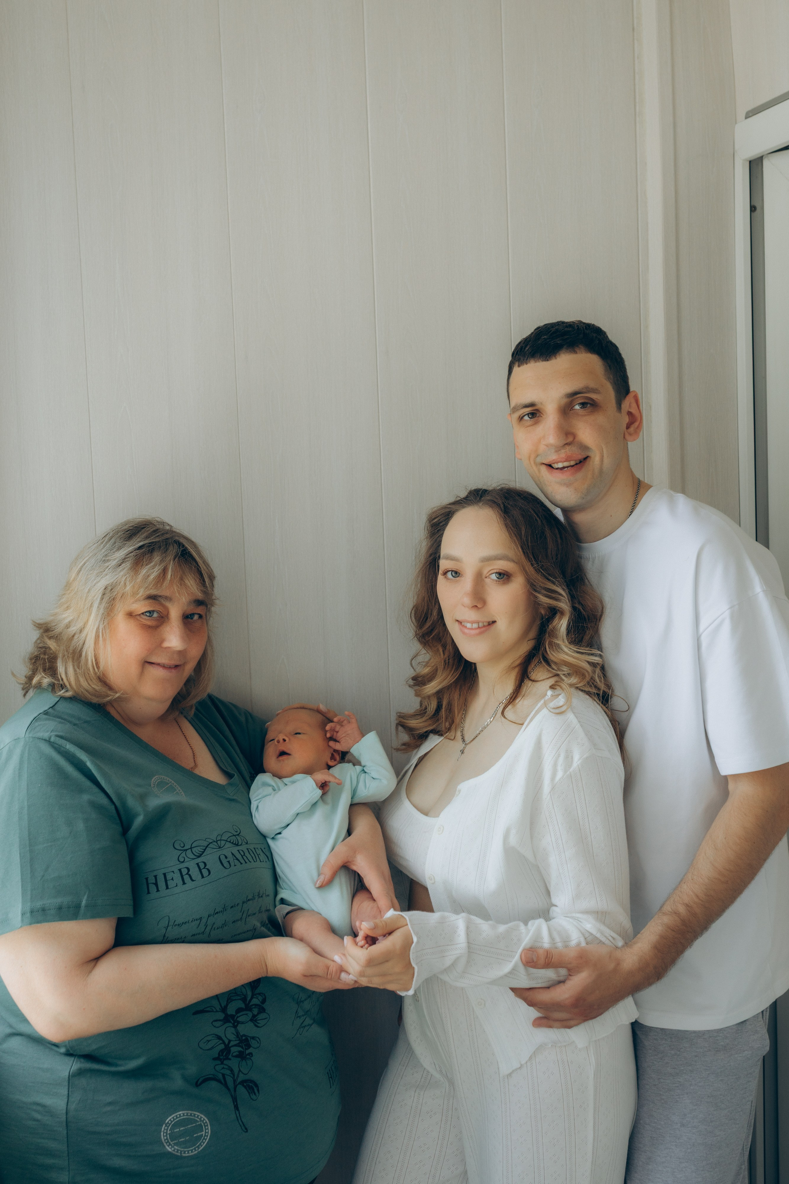 Ира, Дима, Кирюша, бабушка и Тайсон. Семейный фотограф и фотограф на роды в Ростове-на-Дону Мухина Виктория