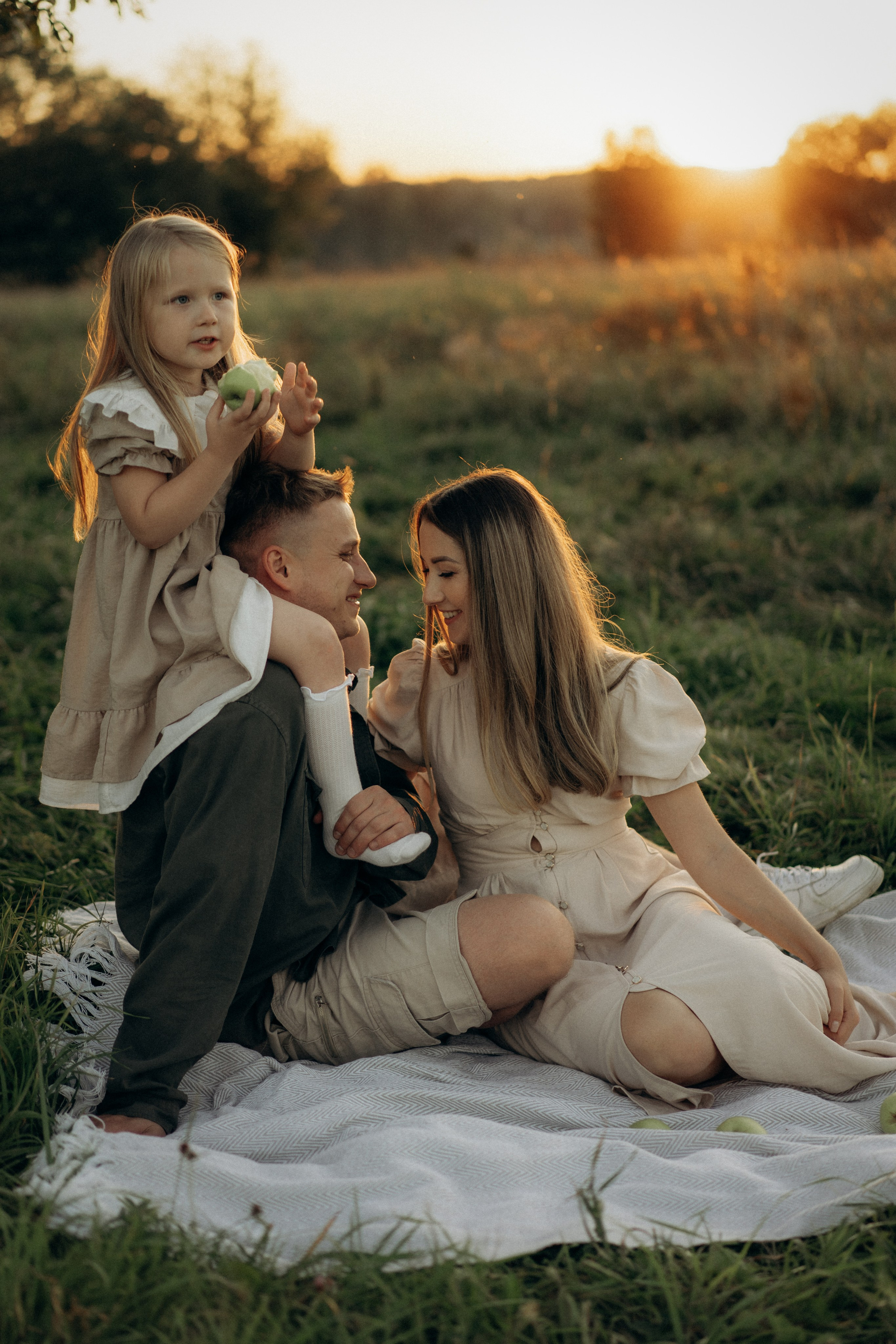 Летний вечер в поле. Семейный lifestyle фотограф в Москве Рената Рафикова