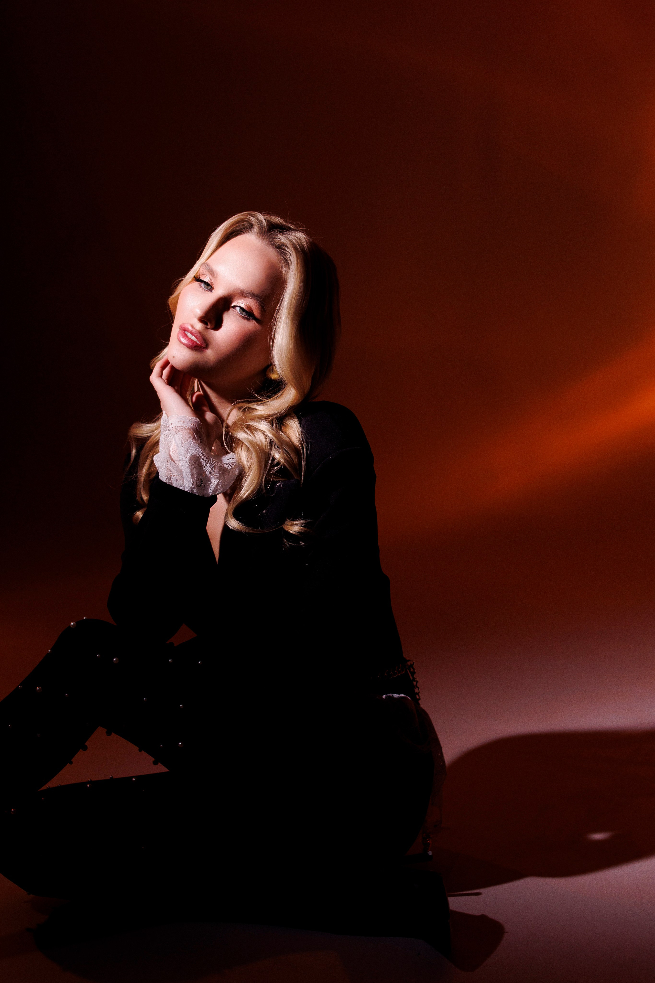 Фотосессия в студии. Я — фотограф, который помогает запечатлеть самые важные моменты вашей жизни!