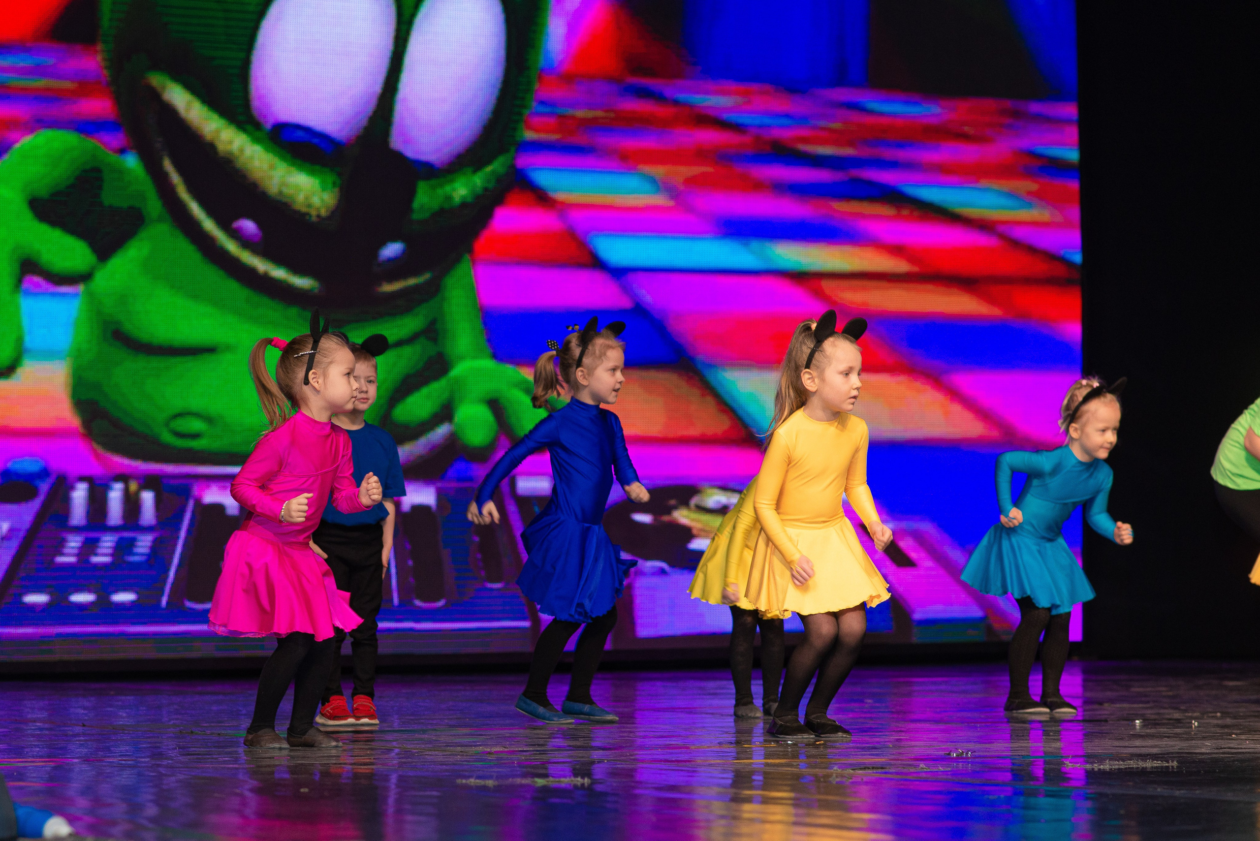 Выступление школы танцев Овация. Семейный фотограф на выписку из роддома и крещение Минск Настя Гришук