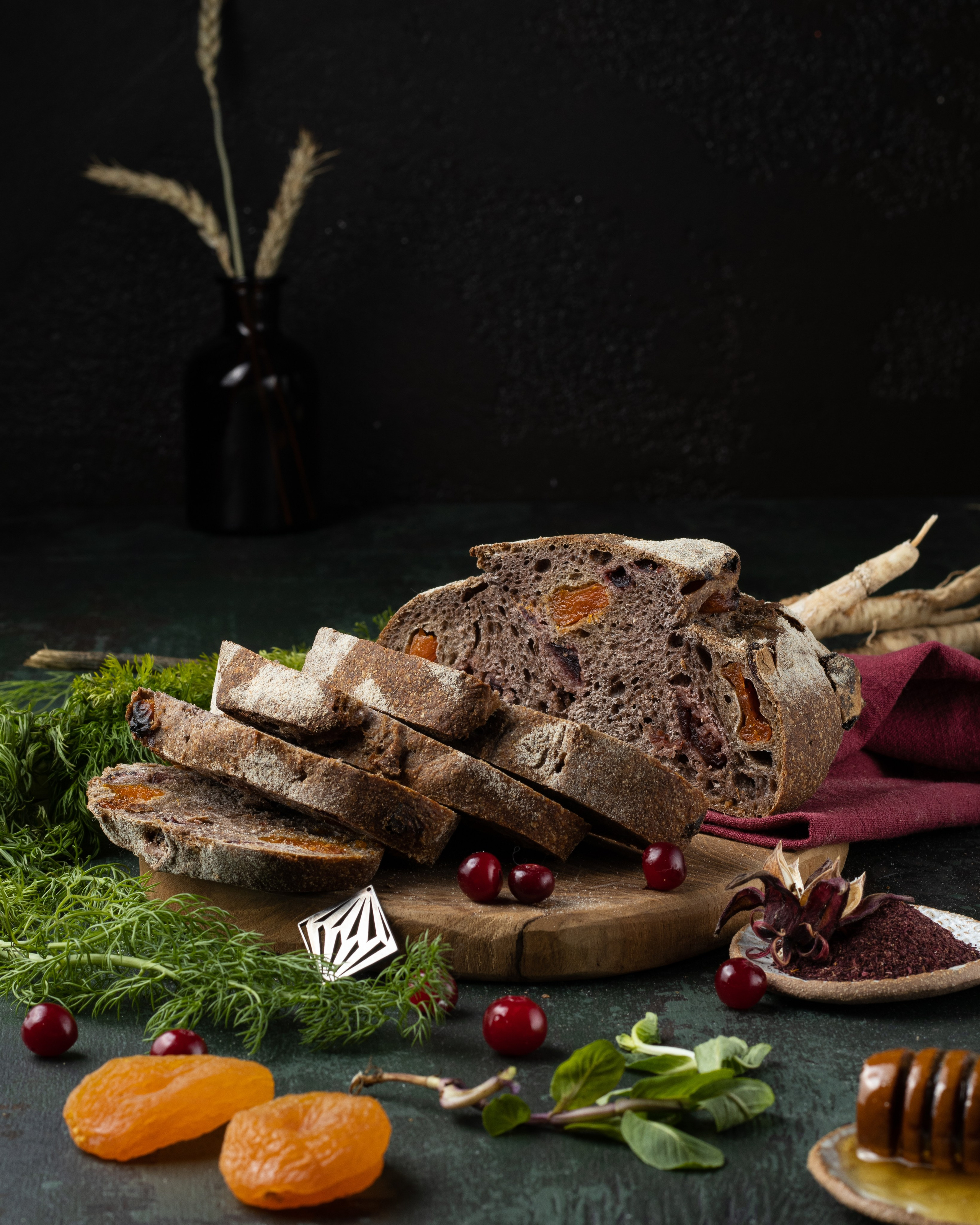 Ремесленный хлеб на закваске с курагой, клюквой и мёдом