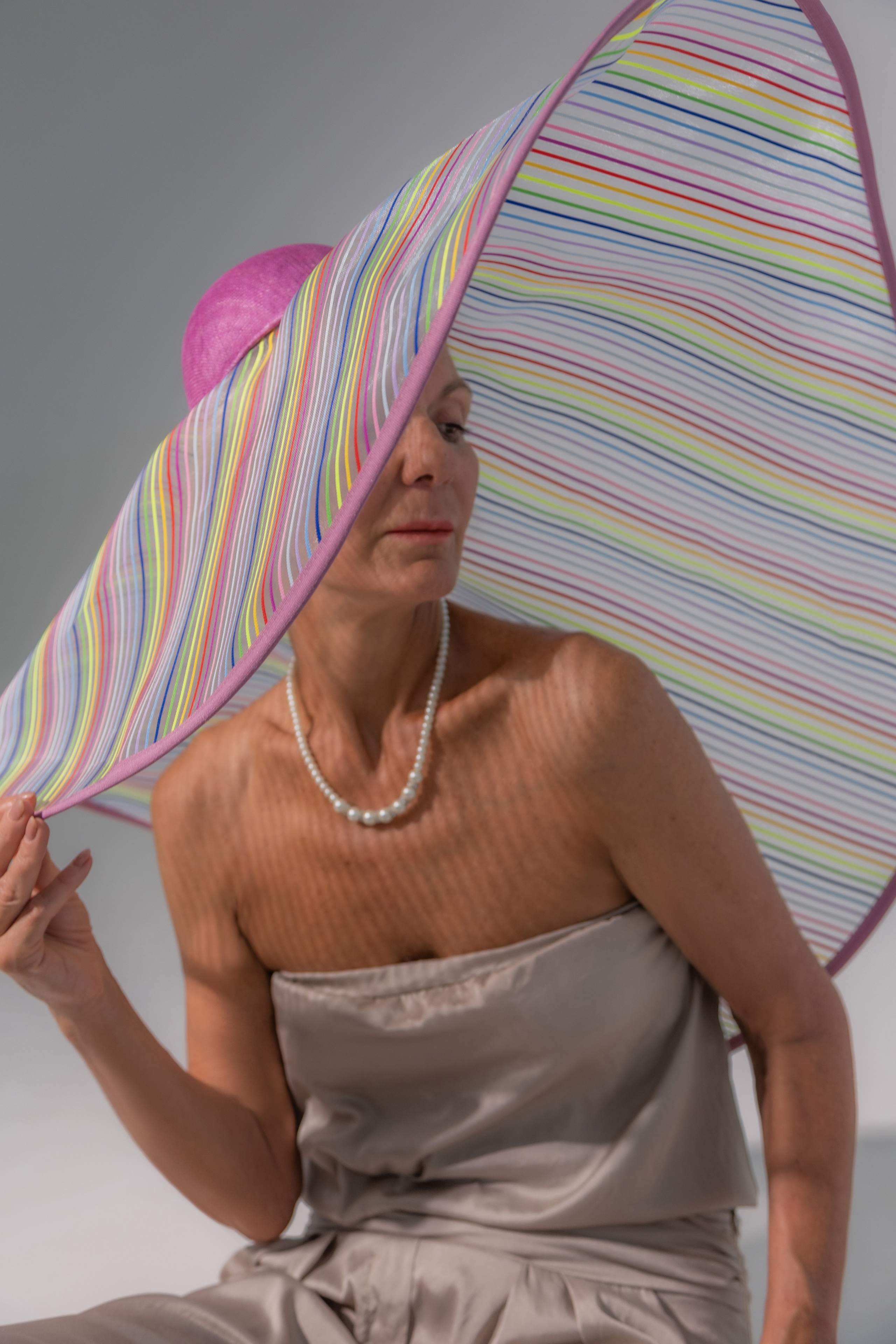 Модель Ольга в дизайнерской шляпке. Портретный фотограф в Москве Екатерина Богдасарова