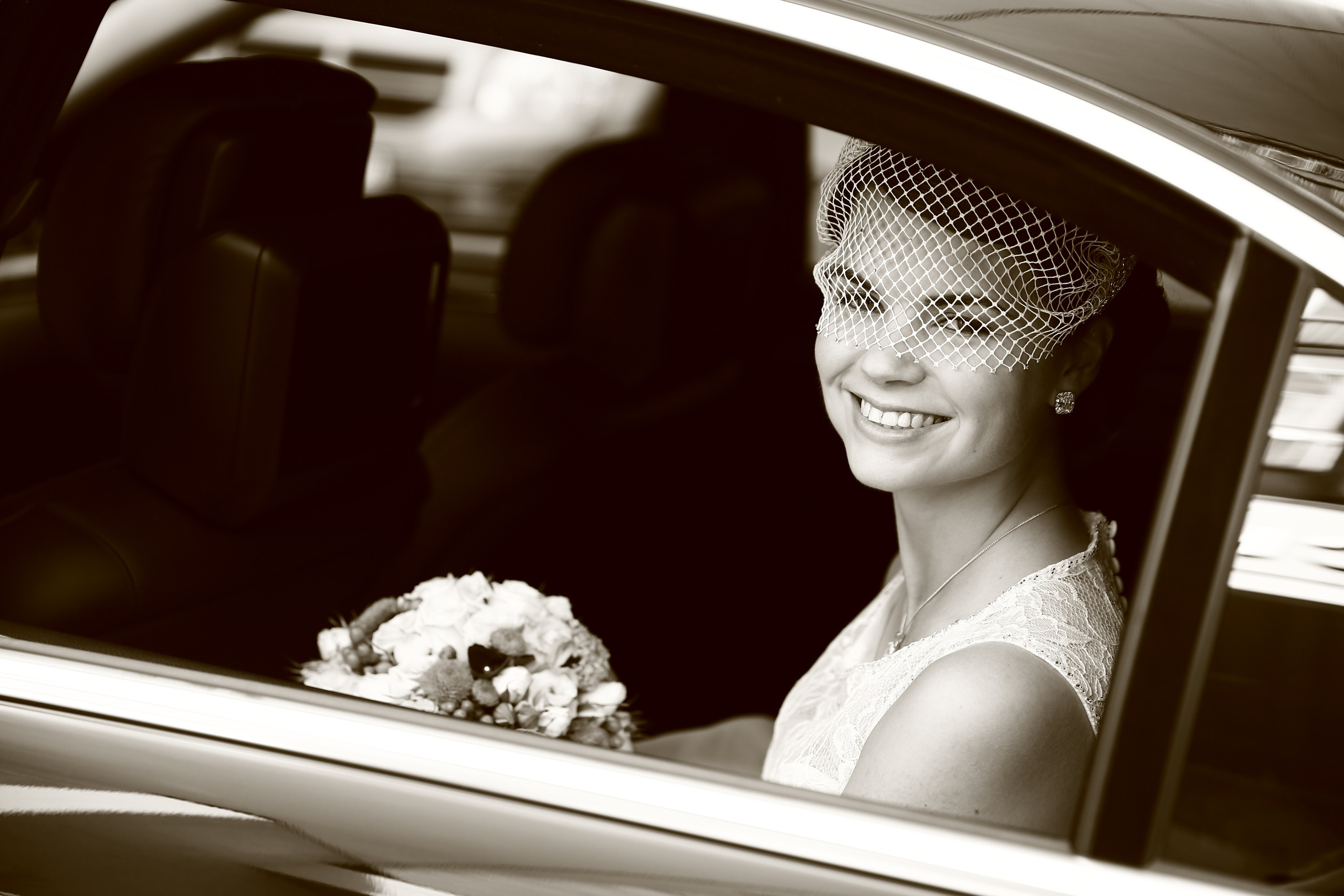 Свадебная фотосессия Елены и Михаила в парке Горького летом. Фотограф в Москве Владимир Осиченко — портреты, мероприятия, репортажи