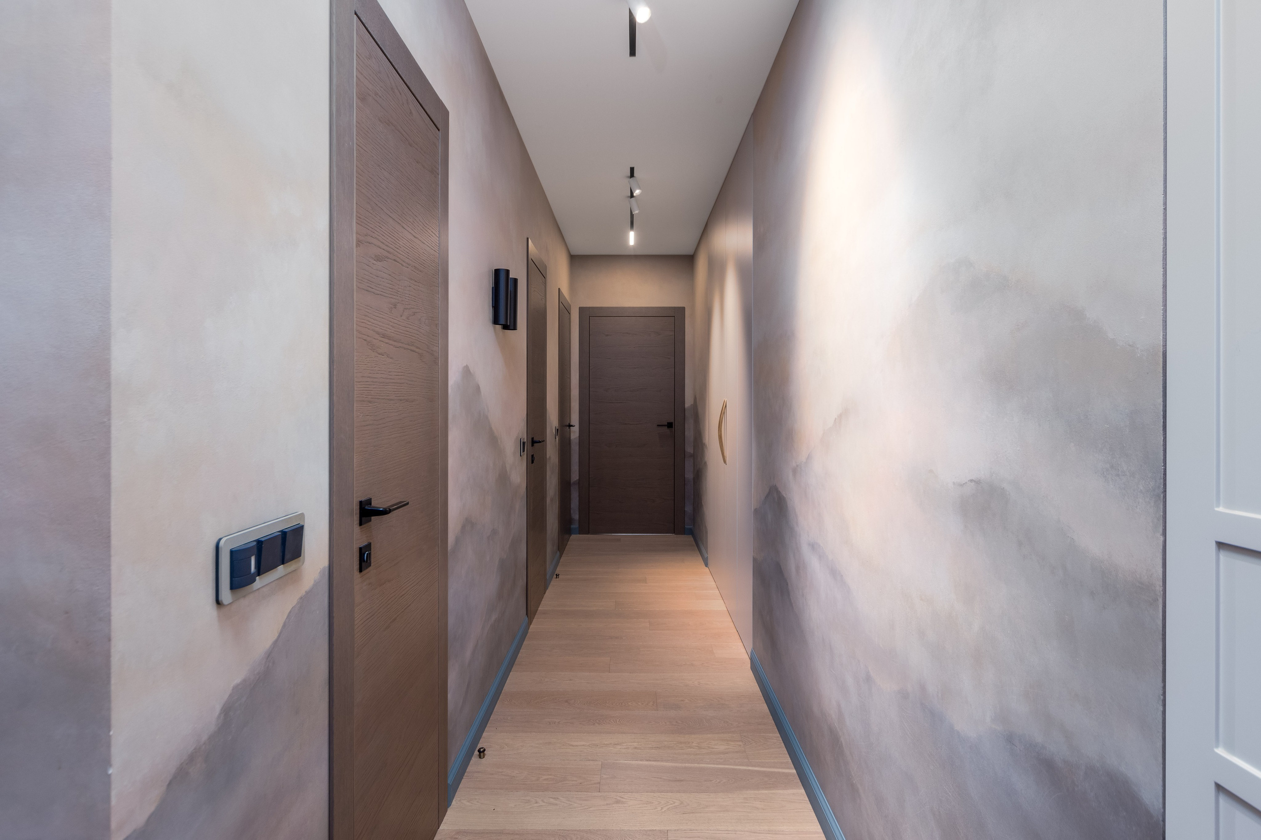 Фото интерьера коридора в четырехкомнатной квартире