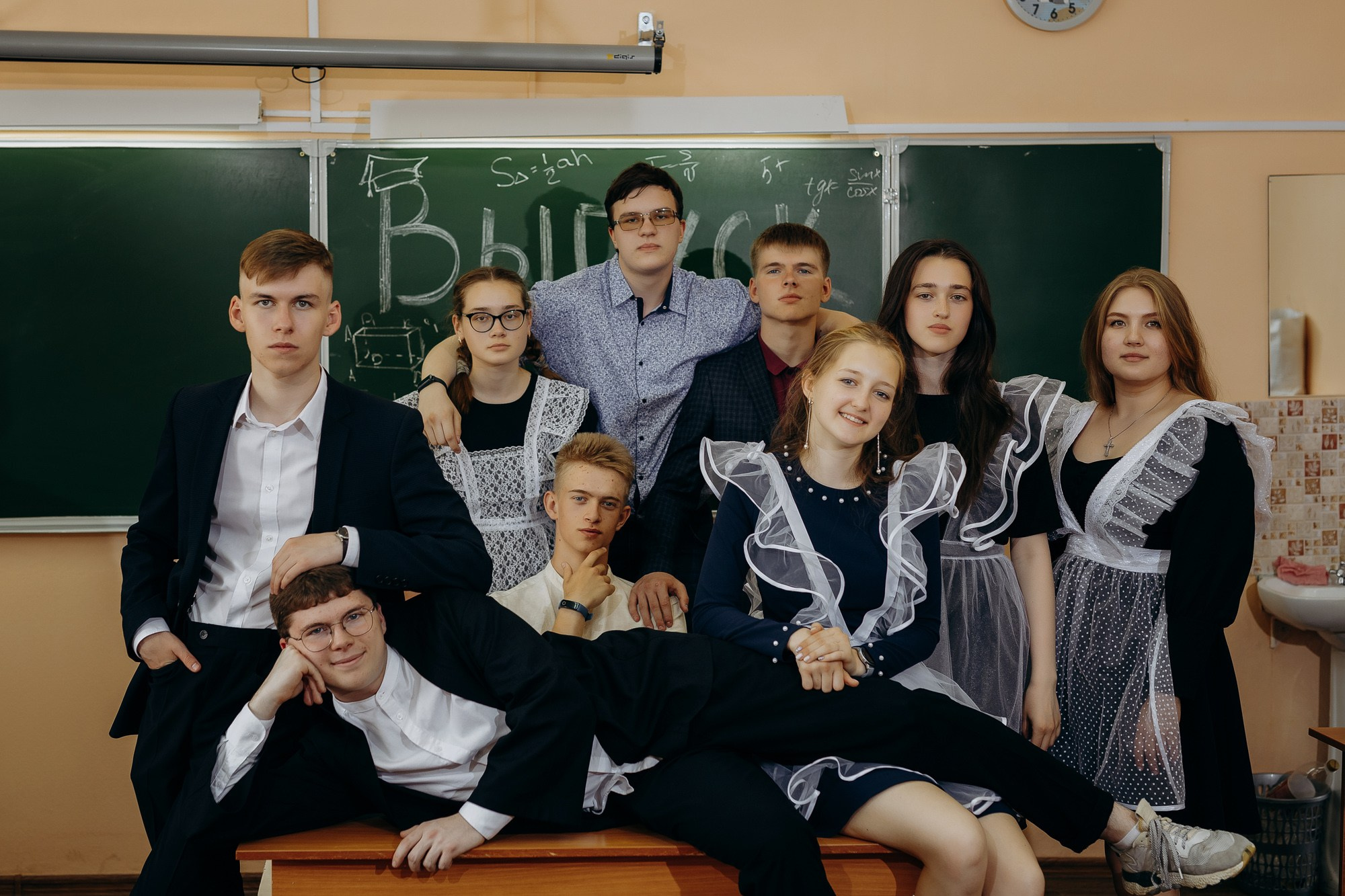 Выпускники Гимназия № 5 фотосессия в школе. Фотограф Барнаул Быстро-Качественно опыт 15+лет