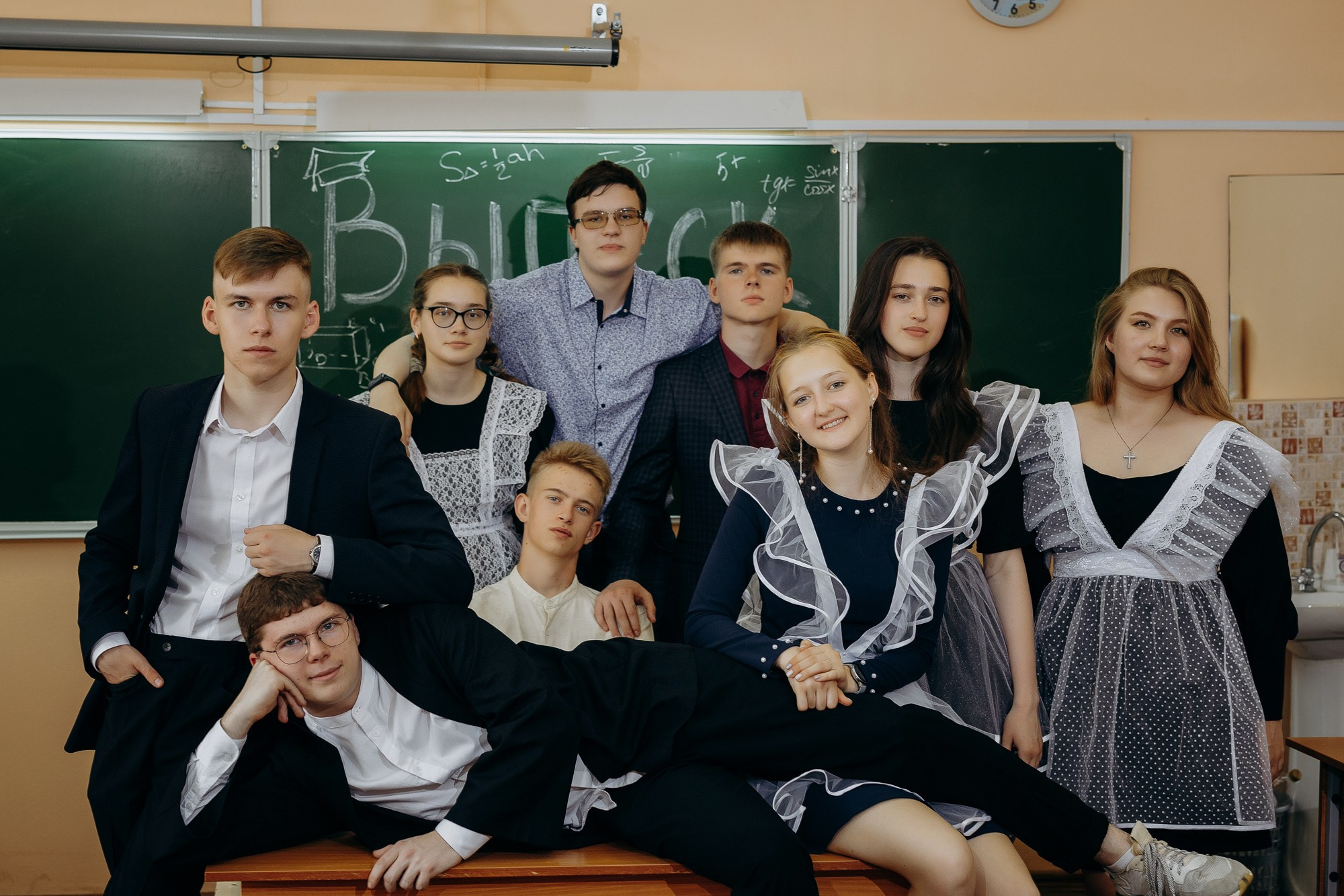 Выпускники Гимназия № 5 фотосессия в школе. Фотограф Барнаул Быстро-Качественно опыт 15+лет